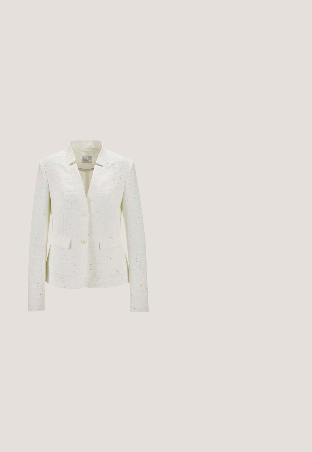 Witte blazer gemaakt van textuurstof met subtiele pailletten. Heeft een notch-kragen, twee voorkieven en een enkele knoopsluiting.; Mouwloze witte jumpsuit met hoge hals, gedrapeerd lijfje en wijde pijpen, met een strak, minimalistisch ontwerp.; Beige hoge hakken sandaal met een geknoopt ontwerp aan de voorkant, verstelbare enkelriem en een stevige blokhak, gemaakt van soepel leer.; Vierkante zonnebril met gradiënt bruine glazen, een dunne gouden metalen montuur en pootjes met een schildpadmotief.; Crèmekleurige rechthoekige handtas met geweven textuur, dubbele handgrepen, gouden logoplaatje en drie ronde gouden bedeltjes die aan één handvat hangen.; Gouden armband met blauwe edelstenen, voorzien van een ronde logo charm verfraaid met kleine heldere kristallen. Verstelbare ketting met een kreeftsluiting.