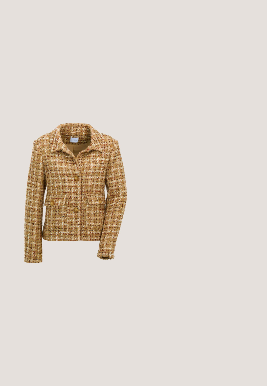 Bruine en beige tweedjas met een notch-kraag, drie voorste knopen en twee knoopflapzakken, gepresenteerd op een effen achtergrond.; Crème ribgebreide cardigan gemaakt van zachte stof, met een ronde hals, lange mouwen en een voor sluiting met kleine knopen.; Witte blouse met lange mouwen, voorzien van een knoopkraag, geplooid rugdetail en gerimpelde manchetten. Glad stof met een eenvoudige uitstraling.; Plissérok in een ruitpatroon, met een donkere riem met een gesp. Gemaakt van gestructureerde stof in bruin- en crèmekleuren.; Bruine leren brogue oxford schoen met wingtip-details, perforaties, veters en lage gestapelde hak op een witte achtergrond.; Bruine leren handtas met textuur, gouden hardware, bovenhandgrepen, een afneembare schouderriem en een veilige sluiting aan de voorkant.