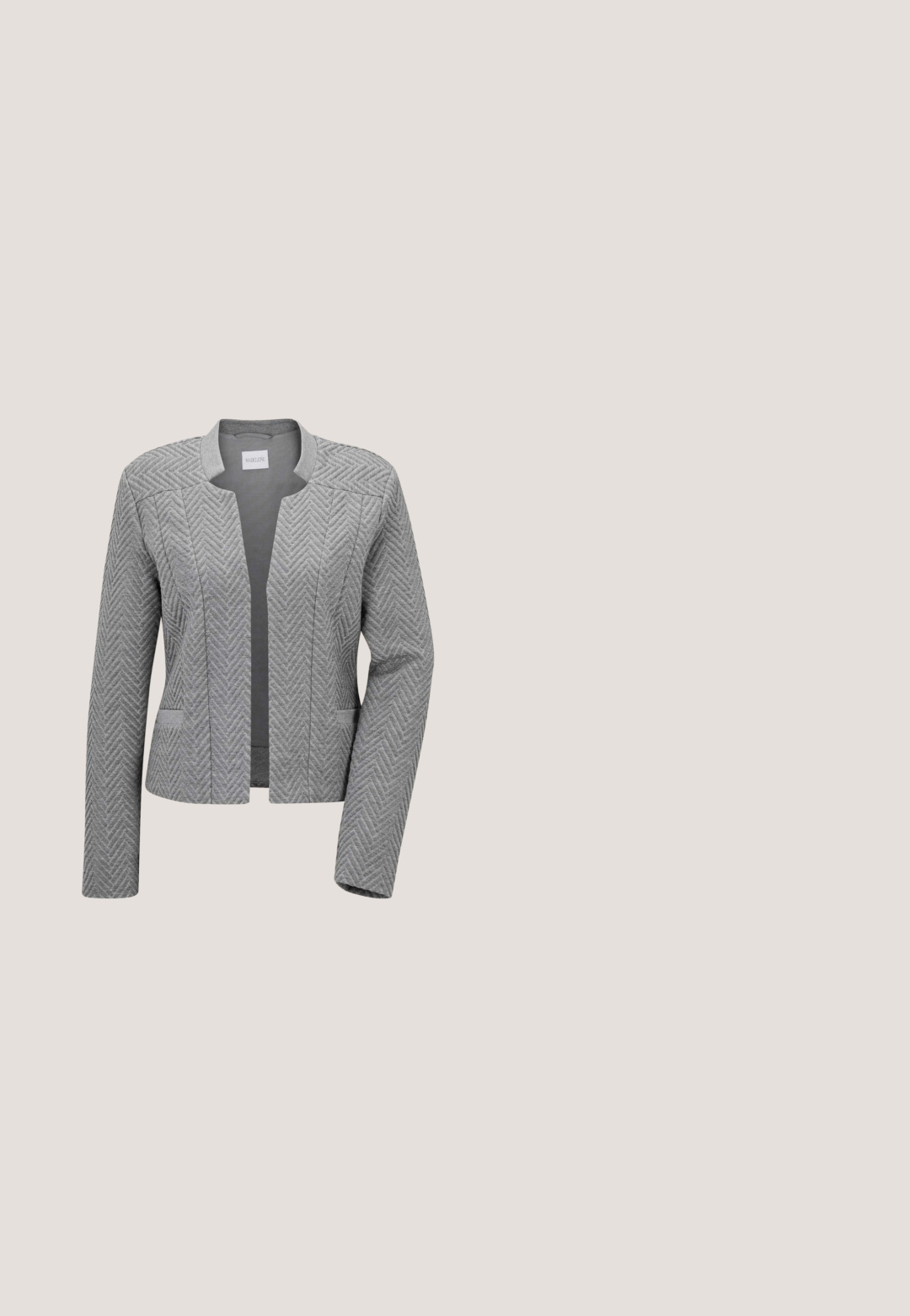 Blazer gris pour femme avec un motif en chevrons, sans col, à manches longues et deux poches fendues à l'avant.; Chemise grise à manches courtes avec un col rond et des sequins et perles décoratifs le long du col.; Pantalon droit gris foncé avec bouton et passants de ceinture, fermeture devant et texture de tissu lisse.; Bottines noires à talon bloc, en suède doux. Elles présentent un bout arrondi et des panneaux latéraux lisses avec des détails de couture.; Sac cabas en cuir noir texturé avec doubles poignées, breloque logo argentée et petite plaque en argent avec le nom de la marque centrée près du bas.; Bracelet en argent avec une fine chaîne et un charm hexagonal comportant six gravures d'étoiles, design minimaliste, longueur ajustable.