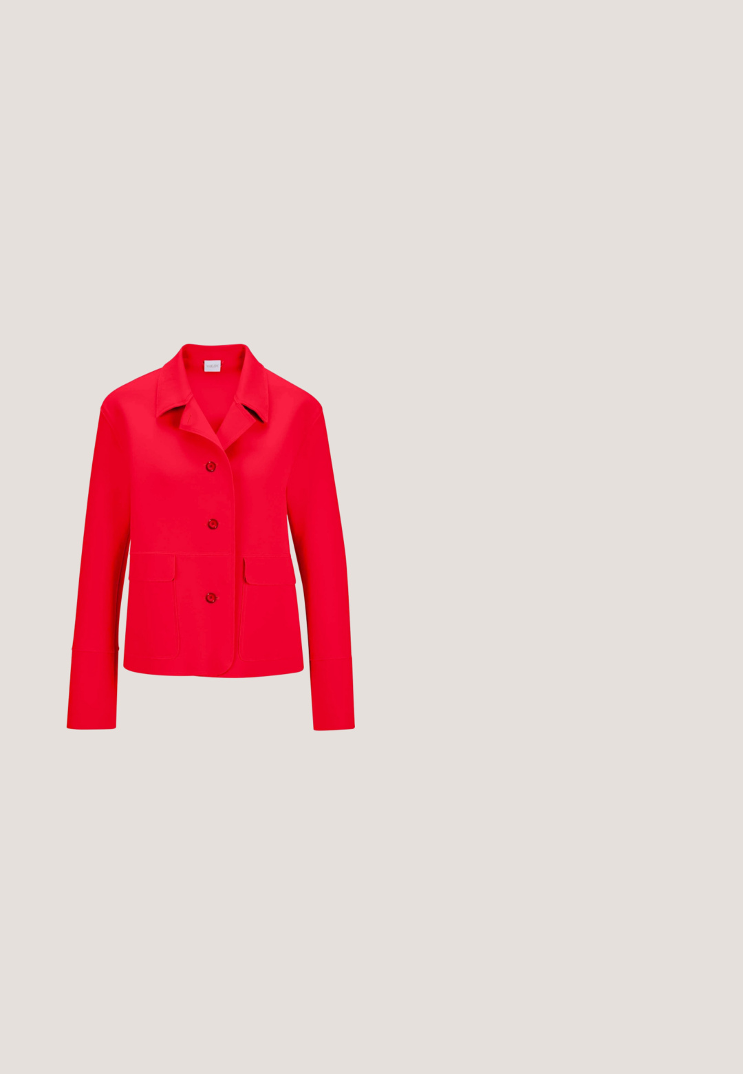Hellroter, maßgeschneiderter Blazer mit Kragen, drei vorderen Knöpfen und zwei Klappentaschen an den Hüften.; Rotes, kurzärmeliges, tailliertes Damenoberteil mit V-Ausschnitt vor weißem Hintergrund, Größe 36, Etikett "MORE & MORE" innen am Kragen sichtbar.; Rote, maßgeschneiderte Hose mit geradem Schnitt. Verfügt über einen vorderen Reißverschluss, einen Knopfverschluss und eine glatte Stoffstruktur. Keine sichtbaren Muster oder Akzente.; Roter Slingback-Highheel aus Lackleder mit spitz zulaufender Kappe, verstellbarem Riemen mit Schnalle und dünnem Stiletto-Absatz.; Rote LEDER-Umhängetasche mit goldener Kettenriemen, rechteckiger Form, Klappenverschluss und Logodetail auf der Vorderseite. Glatte Textur.; Goldene Creolenohrringe mit roten Emaille-Herzanhängern. Die Anhänger haben eine glatte Oberfläche mit glänzender Optik und eine klassische Herzform.