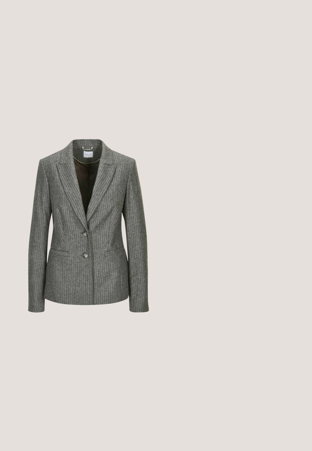 Blazer gris à rayures avec un design ajusté, fermeture à un bouton et deux poches avant. Fabriqué en tissu texturé avec une doublure intérieure lisse.; T-shirt gris à côtes avec un col haut et des manches courtes, présentant un design ajusté et un tissu doux et texturé.; Pantalons tissés gris à coupe décontractée, dotés d'une taille lisse et d'une texture subtile. Le design comprend une coupe droite et aucune poche visible.; Bottine en daim gris avec talon bloc, panneau latéral élastique et languette à l'arrière, montrée en vue de profil droit.; Sac à main en cuir gris avec deux poignées cousues, fermeture éclair dorée et une étiquette de marque suspendue sur le devant.; Collier en chaîne en argent avec un pendentif délicat en forme de nœud, texture lisse et longueur réglable. Brillance subtile, design moderne.