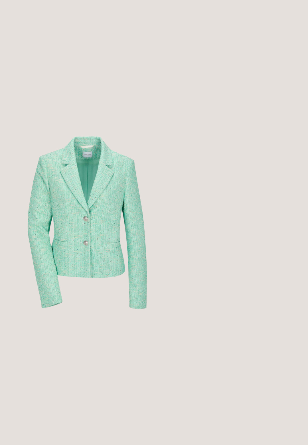 Minzgrüner Blazer aus strukturiertem Stoff, mit klassischem Revers, zwei Knöpfen und seitlichen Taschen. Glattes Innenfutter.; Hellgrünes, ärmelloses Neckholderkleid mit gerafftem Halsbereich und rüschiertem Saum, hergestellt aus glattem Baumwollstoff.; Silberner Slingback-Pumps mit spitz zulaufender Zehenpartie, Knöchelriemen und ausgestelltem, mittelhohem Stiletto auf weißem Hintergrund.; Guess Sonnenbrille - nero grigio fumo; Weiße Lederhandtasche mit einem goldenen Metallverschluss und einer Kettenriemen. Sie hat eine rechteckige Form und ein minimalistisches Design.; Gold strukturierte Creolen mit unregelmäßigen weißen Perlentropf-Anhängern und Stecker-Verschlüssen vor weißem Hintergrund.