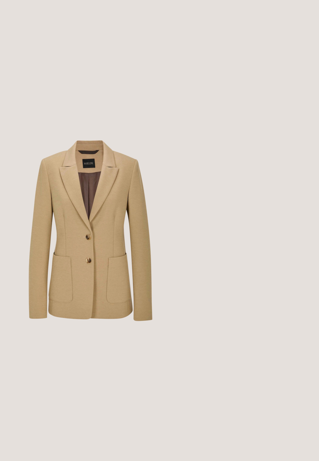 Blazer beige avec un design structuré, revers crantés, deux poches avant et deux boutons dorés, fabriqué dans un tissu texturé.; Pull créme avec des rayures noires horizontales, col rond, manches longues et finitions côtelées au niveau des poignets et de l'ourlet. Texture lisse, coupe décontractée.; Jean en denim bleu clair taille haute avec poches avant, passants pour ceinture, fermeture à boutons et jambes fuselées sur fond blanc.; Mocassin penny en cuir noir avec petit talon, bout arrondi et détail de bride sur la tige lisse, présenté en profil gauche.; Foulard carré blanc avec une bordure géométrique bleu marine et un motif de nœud entrelacé en forme de G au centre, logo GANT dans le coin.; Sac bandoulière en cuir marron avec bandoulière réglable, garnitures dorées et logo RLL à l'avant.