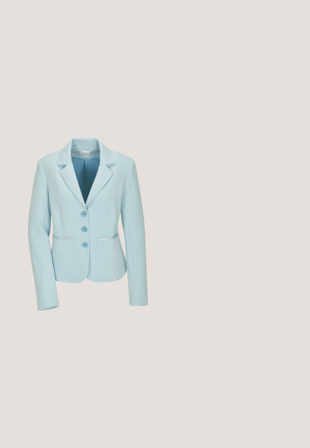 Blauwe blazer met een hexagonaal patroon, vier ronde knopen en een decoratief zakje. Het materiaal lijkt gestructureerd en lichtgewicht.; Mouwloze blauwe jumpsuit met ronde hals, gedraaide knoopdetail aan de voorkant, brede pijpen en een achterknoop met sleutelgat.; Marineblauwe rubberen teenslipper met een gestructureerde zool en Y-vormig bandje op een effen lichte achtergrond.; Witte oversized zonnebril met een stevige rand, gradiënt donkergrijze lenzen en een gedraaide armontwerp. Inclusief subtiele merkaanduiding op de tempel.; Hexagona Kaya - Handtas - bleu marine; Verstelbare donkerblauwe koordarmband met afwisselend kleine facetgeslepen donkerblauwe en gouden kralen, en een kleine gouden duifbedel aan één uiteinde.