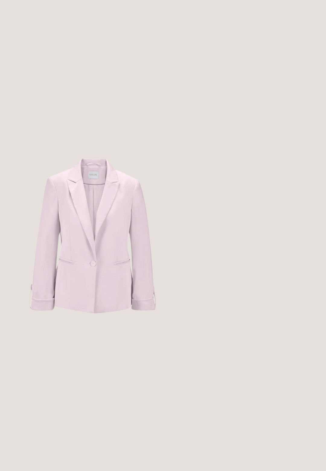 Helllavendelfarbener Ein-Knopf-Blazer mit Kerbkragen, langen Ärmeln und zwei vorderen Paspeltaschen, auf neutralem Hintergrund dargestellt.; Hellblaue Knopfhemd aus glänzendem, weichem Stoff; mit Kragen, langen Ärmeln und abgerundetem Saum in lockerer Passform.; Hellgrüne, weit geschnittene Hose mit vorderen Falten, Gürtelschlaufen, Seitentaschen und verdecktem Frontverschluss.; Helle mintgrüne Leder-Ballettschuhe mit runder Spitze, minimalistisches Design und flacher Sohle, mit glatter Textur und ohne Verzierungen.; Hellrosa Leder-Umhängetasche mit abgerundetem Klappenverschluss, goldfarbenem Druckknopf und einem dünnen, verstellbaren Riemen. Glatte Textur.; Goldene Halskette mit vier weißen Perlen und einem kleinen, hängenden Kristallakzent, entworfen mit einer zarten und minimalistischen Ästhetik.
