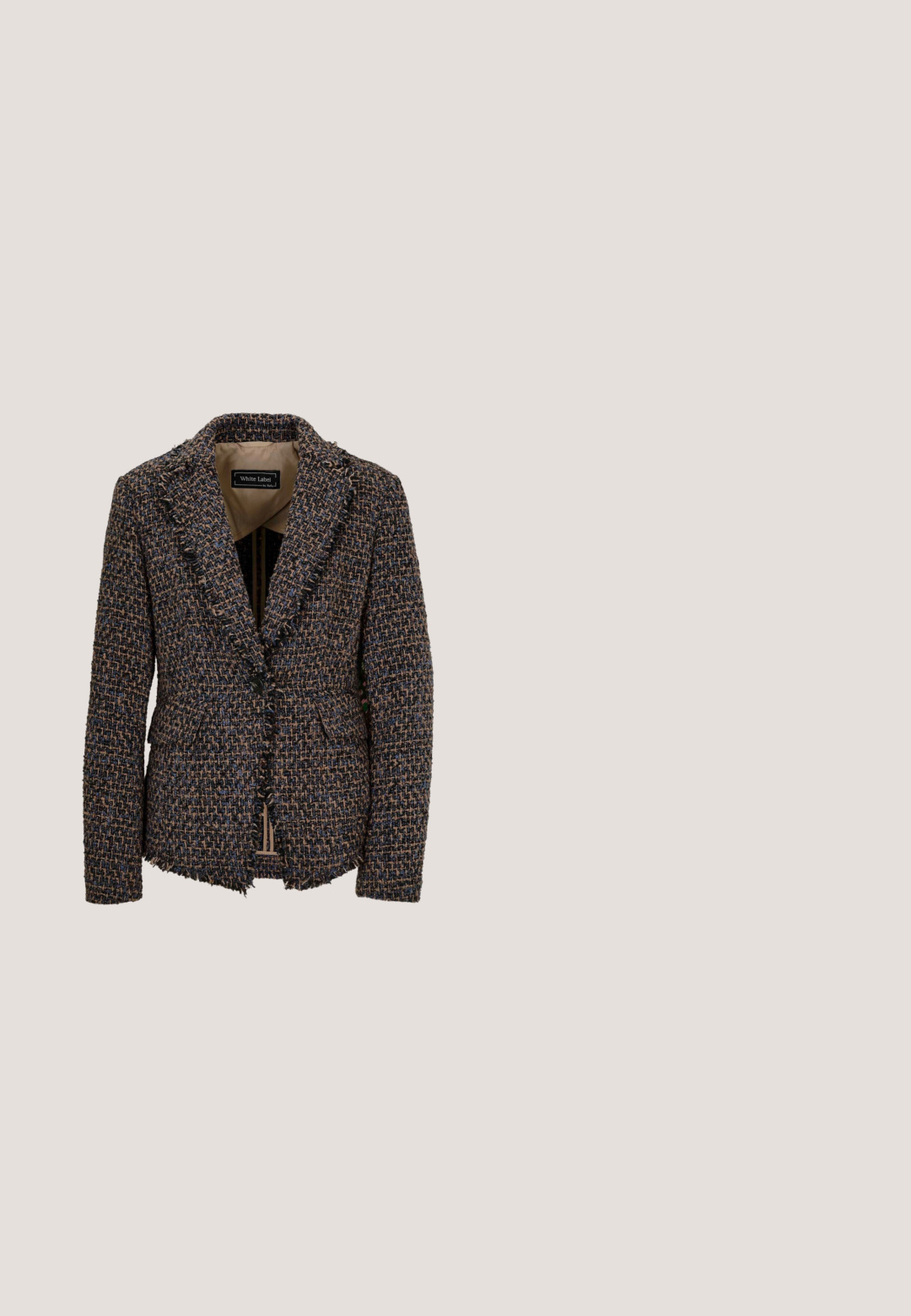 Veste en tweed marron et bleu texturé avec revers crantés, fermeture par un bouton noir unique, poches avant et bords effilochés à l'ourlet et aux poignets.; Pull en col roulé marron en tissu tricoté texturé. Il présente une coupe décontractée ainsi qu'un ourlet et des poignets côtelés. Design simple, sans motifs ni ornements.; Pantalon marron taille haute à jambes larges avec plis sur le devant, passants pour ceinture et fermeture éclair dissimulée à l'avant.; Chaussure habillée homme en cuir marron bicolore avec détails brogue, fermeture à lacets et semelle noire, vue de profil sur fond blanc.; Carré de tissu avec des motifs floraux paisley symétriques complexes en marron, bleu, beige et blanc, bordé d'un cadre rayé.; Sac messager en cuir brun avec un rabat, deux boucles métalliques et des coutures décoratives. Il dispose d'une petite poche frontale et d'accents argentés.