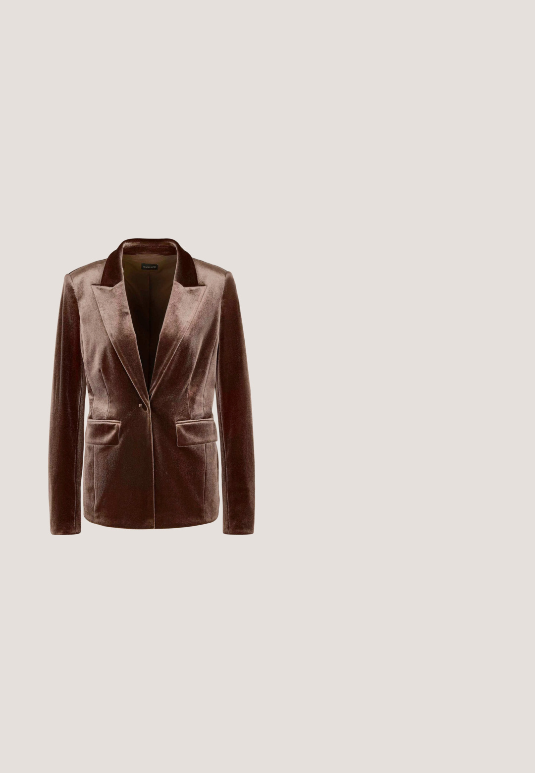 Bruine fluwelen blazer met inkeping revers, enkele knoopsluiting en twee voorzakken met kleppen, getoond op een neutrale achtergrond.; Knoopshirt met een marineblauwe achtergrond en ingewikkelde crèmekleurige en roestkleurige bloempatronen. Gemaakt van lichtgewicht stof met een kraag en lange mouwen.; Donkerblauwe wijde jeans gemaakt van denim, met een hoge taille, twee voorzakken en een ritssluiting met knoop, afgewerkt met contrasterend stiksel.; Beige suède enkellaarsjes met een dikke plateauzool en blokhak. Voorzien van een lus aan de achterkant voor gemakkelijk aan- en uittrekken.; Ronde zonnebril met goudkleurige montuur, bruine getinte glazen en dunne pootjes met een sierlijke, cursieve "like" detail aan elke kant.; Bruine suède riem opgerold met grote ovale messing gesp tegen een lichte achtergrond.