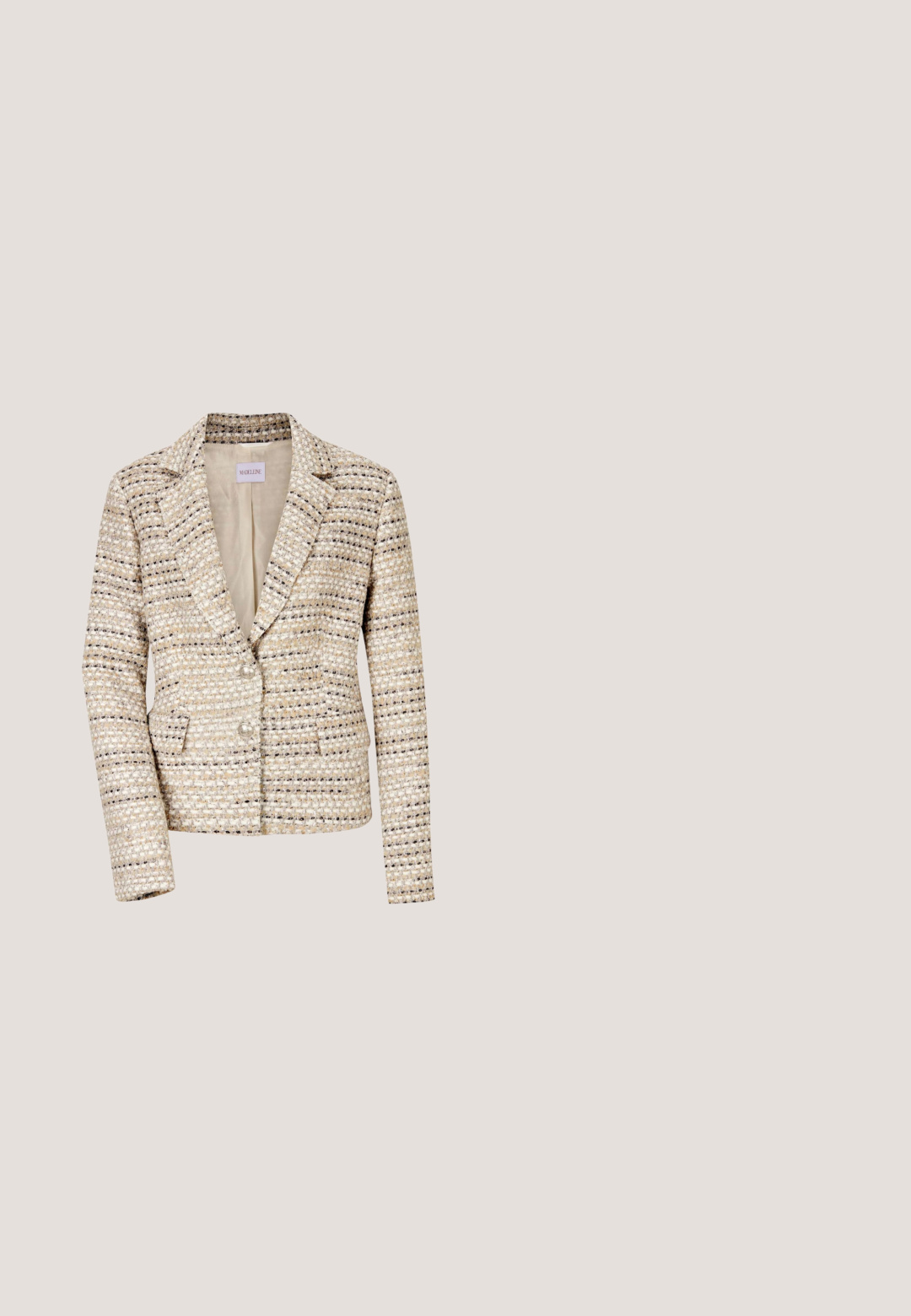Beige en crèmekleurige tweed damesblazer met lange mouwen, twee knopen, een notch-reverskraag en voorzakken.; Crème-kleurige cropped trui met een hoge nek, met een getextureerd kabelbreipatroon en lange, iets pofmouwen.; Olijfgroene midirok met brede tailleband en fijne verticale plooien, uitlopende zoom, op witte achtergrond.; Bruine leren loafer met dikke zwarte profielzool en lage blokhak, getoond vanaf de zijkant op een witte achtergrond.; Rooster van 36 geïllustreerde handtassendesigns met namen en een beige rand, rechtsonder gelabeld "Coach Leatherware Spring 2026".; Bruine leren handtas met twee handvatten, verstelbare schouderriem, voorvak met rits en 'Greenburry' reliëflogo op de voorkant.