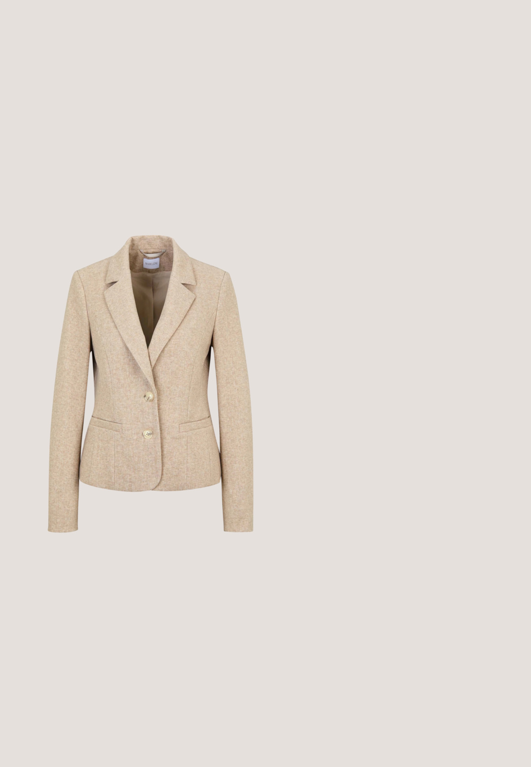 Beige tweedblazer met een subtiel visgraatmotief, twee crèmekleurige knopen en een horizontale paspelzak aan de voorkant.; Crèmeblouse van lichtgewicht stof, met een gerimpelde voorkant, hoge hals, korte mouwen en knoopsluiting.; Zwarte knielange kokerrok met een verticaal voorpaneel en twee rijen van zes gouden decoratieve knopen.; Zwarte leren Mary Jane schoen met een ronde neus, enkelband met een ronde gesp en een middelhoog houten blokhak. Textuuraccenten op de hak.; The Bridge STODO - Handtas - marrone   oro; Gouden kettinkje met twee kralen, één witte parel en één gouden, verbonden in het midden met een verstelbare sluiting.