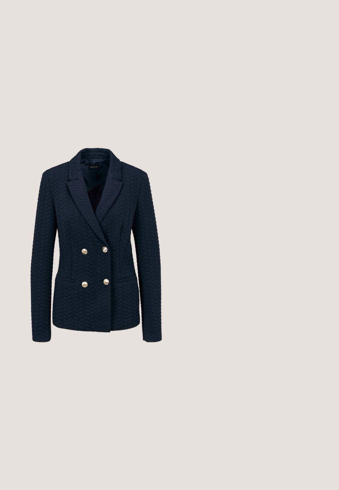 Dunkel navyblauer strukturierter Blazer mit vier goldenen Knöpfen und einem Revers mit Kerbkragen über einem hellblau gestreiften Hemd.; Navy gestrickter Pullover mit V-Ausschnitt, kurzen Ärmeln, weißem Rand, gemusterter Textur und "PEPE JEANS"-Logo auf der Vorderseite.; Weißes, langärmliges Hemd mit Knopfleiste, Kragen und kleinem, schwarzem, gesticktem Polo-Spieler-Logo auf der linken Brust.; Beige Faltenrock mit einem taillierten Bund, aus einem glatten Stoff gefertigt. Verfügt über mehrere vertikale Falten und einen geraden Saum.; Braune Lederloafer mit flacher Sohle, versehen mit einem dekorativen goldenen Schnallenakzent und glatter Oberfläche, entworfen für Komfort und einfachen Tragekomfort.; Braune, strukturierte Lederhandtasche mit goldenen Beschlägen, zwei oben angebrachten Griffen, abnehmbarem Schulterriemen und einem sicheren Verschluss auf der Vorderseite.