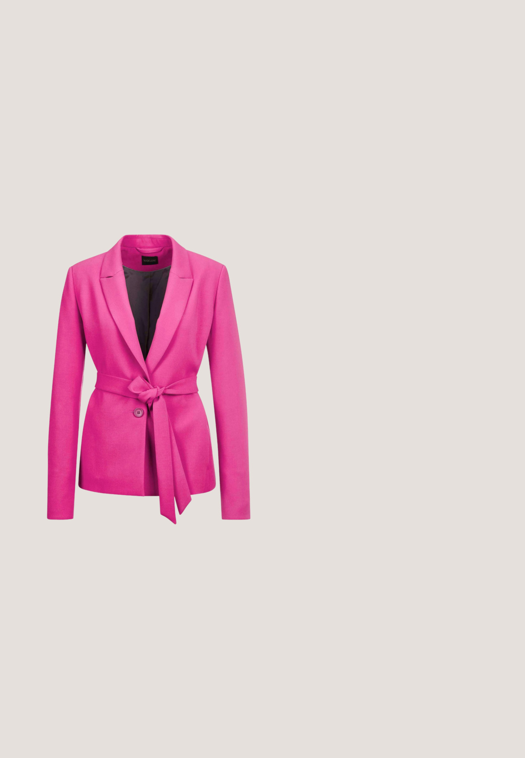 Roze op maat gemaakte blazer met lange mouwen, notch kraag, knoopsluiting aan de voorkant en een strikceintuur in de taille. Gladde stof met een zwarte binnenvoering.; Roze overhemd met lange mouwen en verticale rode strepen, knoopsluiting aan de voorkant, puntkraag, borstzak en brede manchetten.; Roze op maat gemaakte broeken van soepel stof met een recht pasvorm, voorzien van zijzakken en een tailleband voor een veilige pasvorm.; Roze luipaardprint slingback pump met een spitse neus, een gebogen hak en een zwarte accentband. Gemaakt van gestructureerde stof.; Roze leren handtas met een gestructureerd ontwerp, bovenhandvat en een afneembare schouderriem. Voorzien van een klepopening en een gladde textuur.; Roze hars stud oorbellen in de vorm van een donut met een centraal gat, geplaatst op gouden metalen oorsteker. Happe textuur, glanzende afwerking.