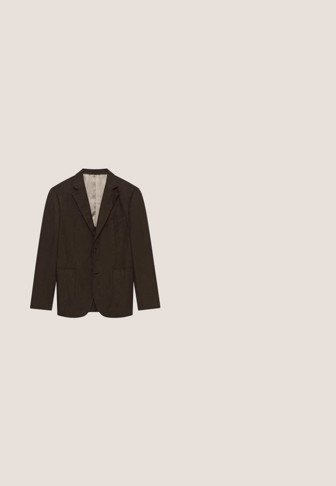 Blazer marron foncé à un bouton avec revers crantés, deux poches plaquées à l'avant et doublure intérieure beige clair.; Chemise à manches longues marron foncé en tissu lisse, avec un col pointu et une fermeture à boutons, ornée de boutons noirs sur le devant.; Pantalon marron foncé sur mesure avec plis à l'avant, passants de ceinture, fermeture par bouton et coupe droite.; Sabot pour homme en daim marron, à enfiler, avec un bout rond et une semelle noire, design sans talon pour un port facile à l'intérieur ou de façon décontractée.; Cravate marron foncé avec un motif subtil en grille de diamants beige clair et des accents blancs sur un fond clair uni.; Ceinture en cuir tressé marron foncé avec boucle en métal argenté et petit logo Calvin Klein sur la boucle et à l'extrémité de la ceinture.