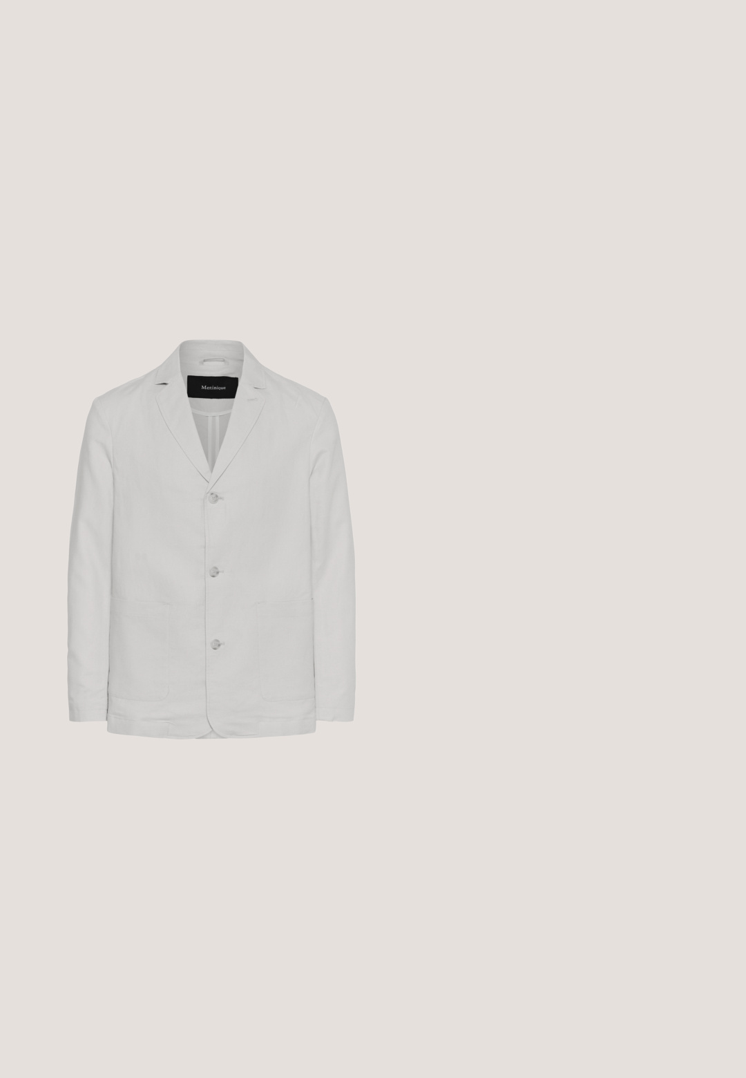 Helles graues Blazer aus Leinen mit Reverskragen, drei vorderen Knöpfen und zwei vorderen Taschen. Glatte Textur, maßgeschneiderter Schnitt.; Weißes Langarmhemd mit schwarzen vertikalen Streifen, Button-Down-Kragen, einer Brusttasche und kontrastierenden gestreiften Manschetten.; Hellgraue, maßgeschneiderte Hose mit glatter Textur, ausgestattet mit einem Knopfverschluss, Gürtelschlaufen und Fronttaschen. Design in knöchellanger, verkürzter Form.; Graue Wildleder Slipper mit runder Zehenpartie, minimalen Nähdetails und einer crèmefarbenen Gummisohle. Sanfte Textur mit einem flachen Design.; MISAKO BRUNO - Aktentasche - black; Grauer geflochtener Stoffgürtel mit glänzender, silberner rechteckiger Schnalle, auf weißem Hintergrund aufgewickelt.