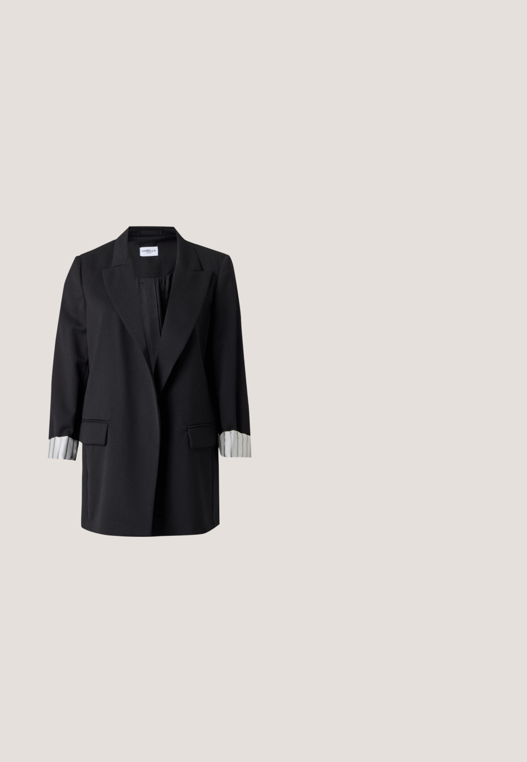 Blazer negro largo con solapas con muescas, dos bolsillos frontales con tapa y puños blancos con rayas verticales negras doblados hacia arriba.; Vestido negro con cuello alto, mangas cortas y acampanadas, paneles texturizados y dobladillo acampanado, que presenta una mezcla de tela lisa y con estampados.; Zapato de tacón bajo tipo kitten heel de cuero negro con puntera plateada puntiaguda y correas dobles con hebilla sobre un fondo blanco.; Gafas de sol negras con forma de ojo de gato, lentes grises, acabado brillante y detalles en metal plateado en las patillas.; Bolso cruzado rectangular de cuero negro con correa de hombro ajustable, cremallera superior y pequeño logo dorado de Calvin Klein en el frente.; Pendientes colgantes de mariposa dorada con cristales transparentes y cuentas de perla blanca dispuestas a lo largo de una cadena delicada.