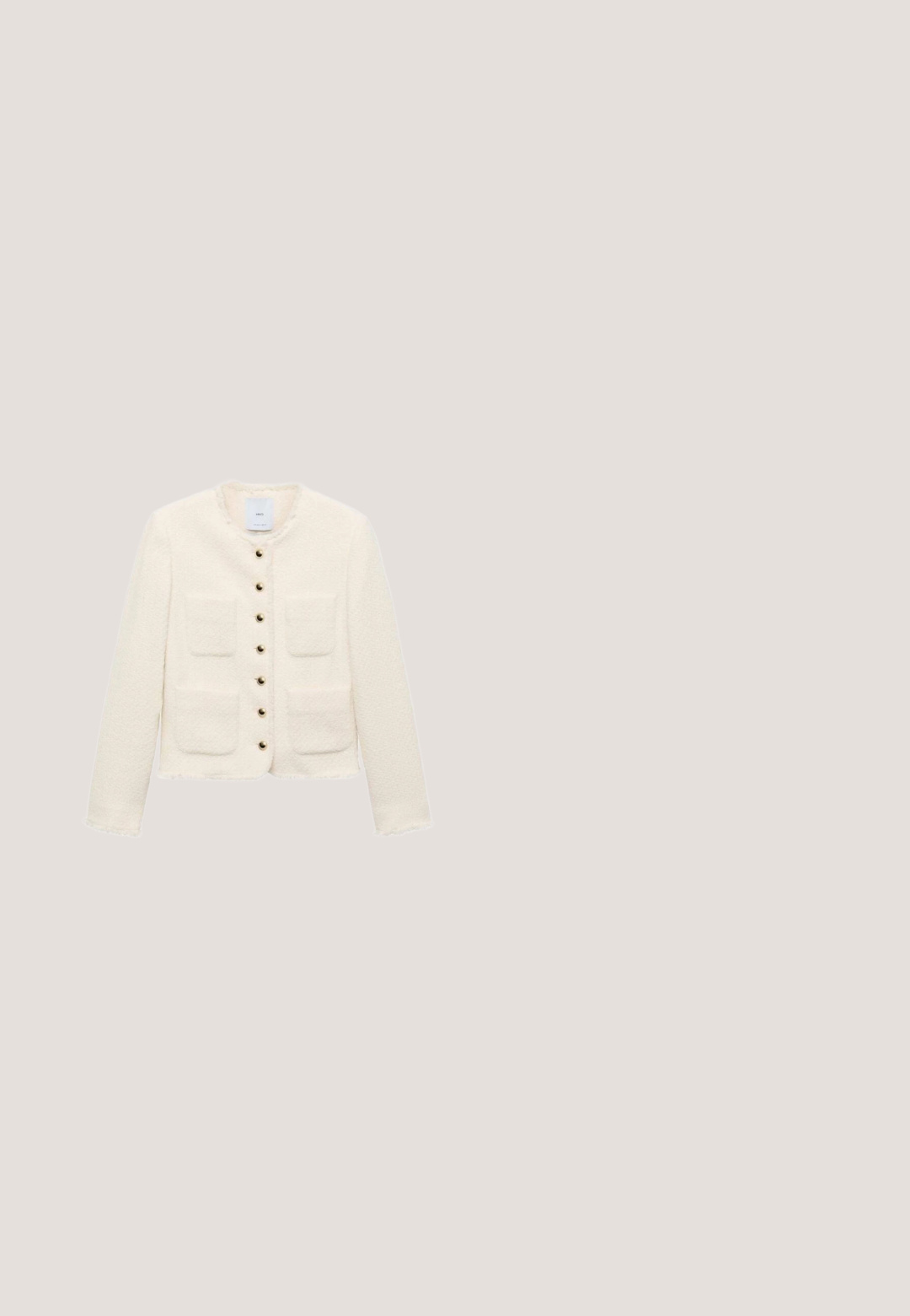 Chaqueta blanca texturizada con cuello redondo, cuatro bolsillos frontales y cierres de botones dorados. Bordes deshilachados en los puños y el dobladillo.; Tejido blanco con rayas onduladas en negro y dorado, con una superficie texturizada, mostrando una apariencia suave y fluida, hecha de fibras naturales.; Sandalia tipo slip-on con empeine de crochet en blanco y negro y dos correas ajustables sobre el pie, suela plana con base texturizada.; Gafas de sol estilo ojo de gato con un patrón de carey, lentes marrón oscuro y montura de plástico suave. Marca visible en el interior de las varillas.; Bolso tote tejido de paja con asas de cuero negro, cierre de hebilla y cordones laterales ajustables, diseñado para uso casual o de playa.; Pulsera de cadena de oro con un diseño central de un trébol de cuatro hojas hueco. La cadena tiene una textura delicada y cuenta con un cierre de langosta.