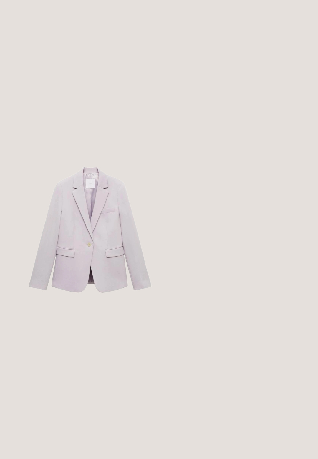 Lila blazer met een op maat gemaakt ontwerp, éénknops sluiting, twee voorkruiszakken en een reverskraag. Gladde stof met een lichte glans.; Lichtroze mouwloos gebreid tanktop met brede bandjes en een lage halslijn, plat gelegd op een witte achtergrond.; Lichtroze broek met hoge taille en wijde pijpen, voorzien van voorplooien en riemlussen, getoond op een witte achtergrond.; Roze suède sneaker met witte strepen, witte veters en een bruine rubberen zool, zijaanzicht op een witte achtergrond.; Roze synthetische handtas met twee bovengrepen, gouden hardware en een gemerkt voorpaneel. Voorzien van een ritsluiting en rechthoekige vorm.; Roze stoffen hoofdband met een gestructureerde afwerking en een rechthoekige gesp als accent. Flexibel met een zwarte voering aan de binnenkant voor comfort en pasvorm.