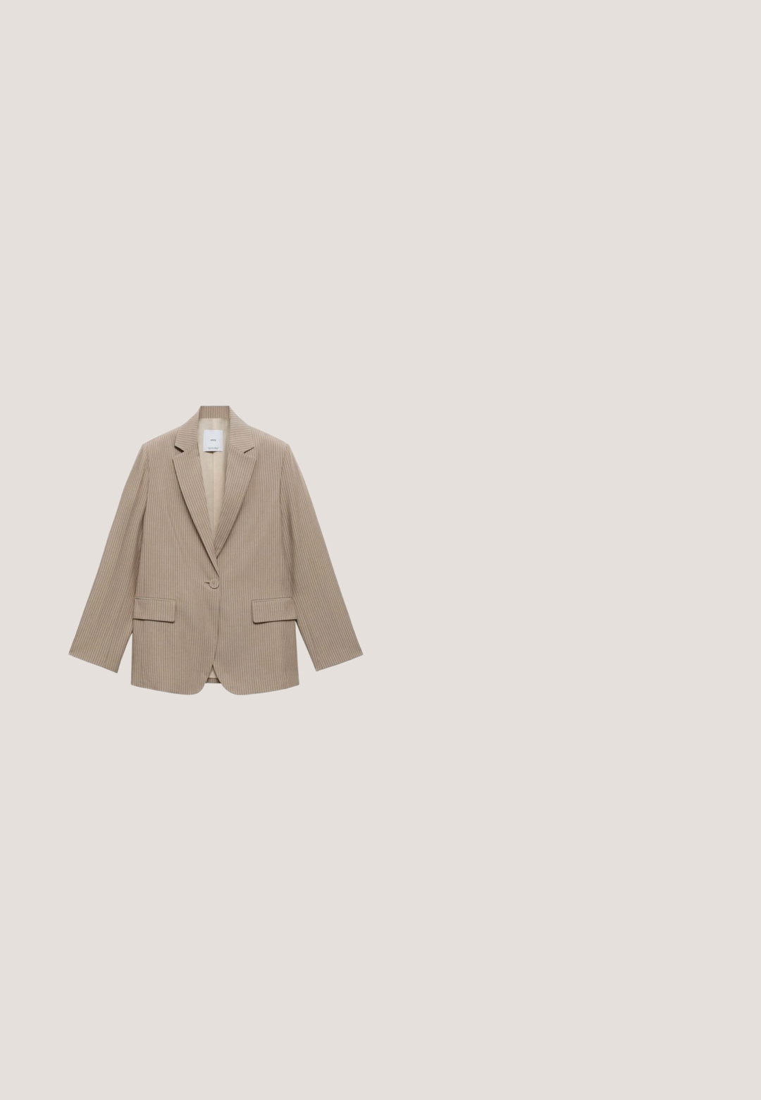 Beige pinstripe blazer met lange mouwen, reverskraag, een enkele knoopsluiting en twee voorzakken. Gladde textuur.; Beige satijnen camisol met een diepe V-hals en dunne, gekruiste spaghettibandjes aan de achterkant.; Wijde crèmekleurige broek met elastische tailleband, gemaakt van lichtgewicht stof, geschikt voor casual of kantoor gebruik.; Beige geweven leren slingbackschoen met een puntige neus en lage kittenhak.; Translucente lichtbruine oversized zonnebril met een vierkant frame en gradient paarse lenzen, met een gladde textuur en ronde tempels.; Beige rechthoekige handtas met gevlochten handvatten, gouden hardware, decoratieve sleutelhangers en merklogo aan de voorkant in het midden.