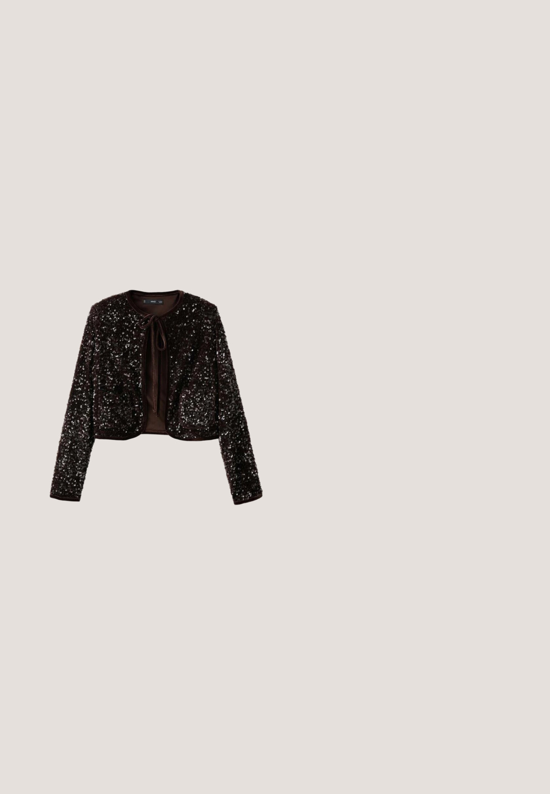 Bruine paillettenjas met lange mouwen, cropped ontwerp, ronde halslijn en een sluiting met voorbindstrik. Zachte textuur met glanzende versieringen overal.; Bruine top met lange mouwen, bedekt met glinsterende pailletten, met een ronde halslijn en een korte pasvorm, met een sprankelende textuur over de hele top.; Zwart paillettenstof met een geraffineerde, elastische tailleband en satijnen lintdetails. De pailletten zijn rond en glanzend, wat een textuurrijke oppervlakte creëert.; NA-KD Klassieke pumps - black; Kleine zwarte stoffen handtas met geplooide textuur en geplooid handvat op een effen lichte achtergrond.; Een paar gepolijste metalen clip-oorbellen in goudkleur met een gladde, afgeronde, onregelmatige ovale vorm op een witte achtergrond.