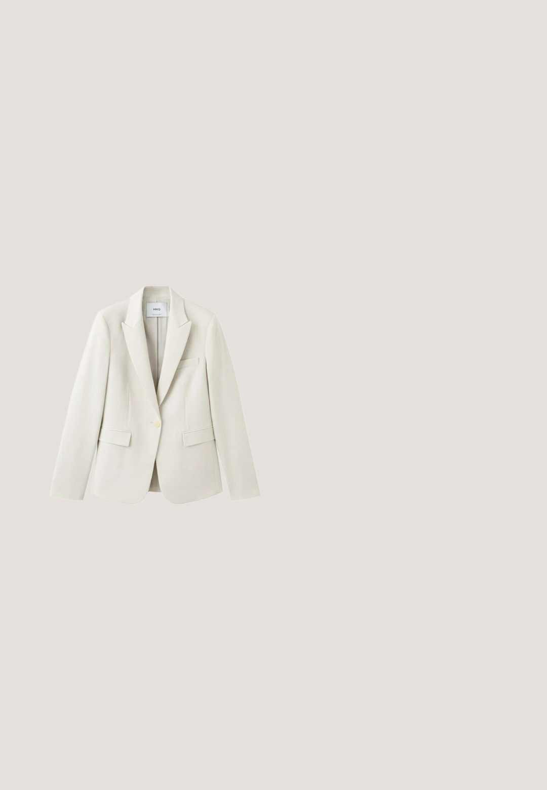 Blazer ajusté couleur crème avec revers à cran, fermeture à un bouton et trois poches frontales, présenté sur un fond blanc.; Chemise blanche à manches longues avec col pointu et détail de nouage asymétrique en tissu sur le côté gauche.; Pantalon beige clair ajusté avec plis devant, passants de ceinture, poches latérales et jambes fuselées.; Escarpin beige en cuir avec bride arrière, bout pointu et talon bloc, doté d'une bride réglable à boucle.; Lunettes de soleil à dégradé marron avec de grandes lentilles géométriques, monture en métal doré et accents décoratifs en perles sur les branches.; Sac cabas en cuir beige avec doubles poignées, logo triangulaire en métal Guess et breloque porte-clés attachée avec étiquette Guess.