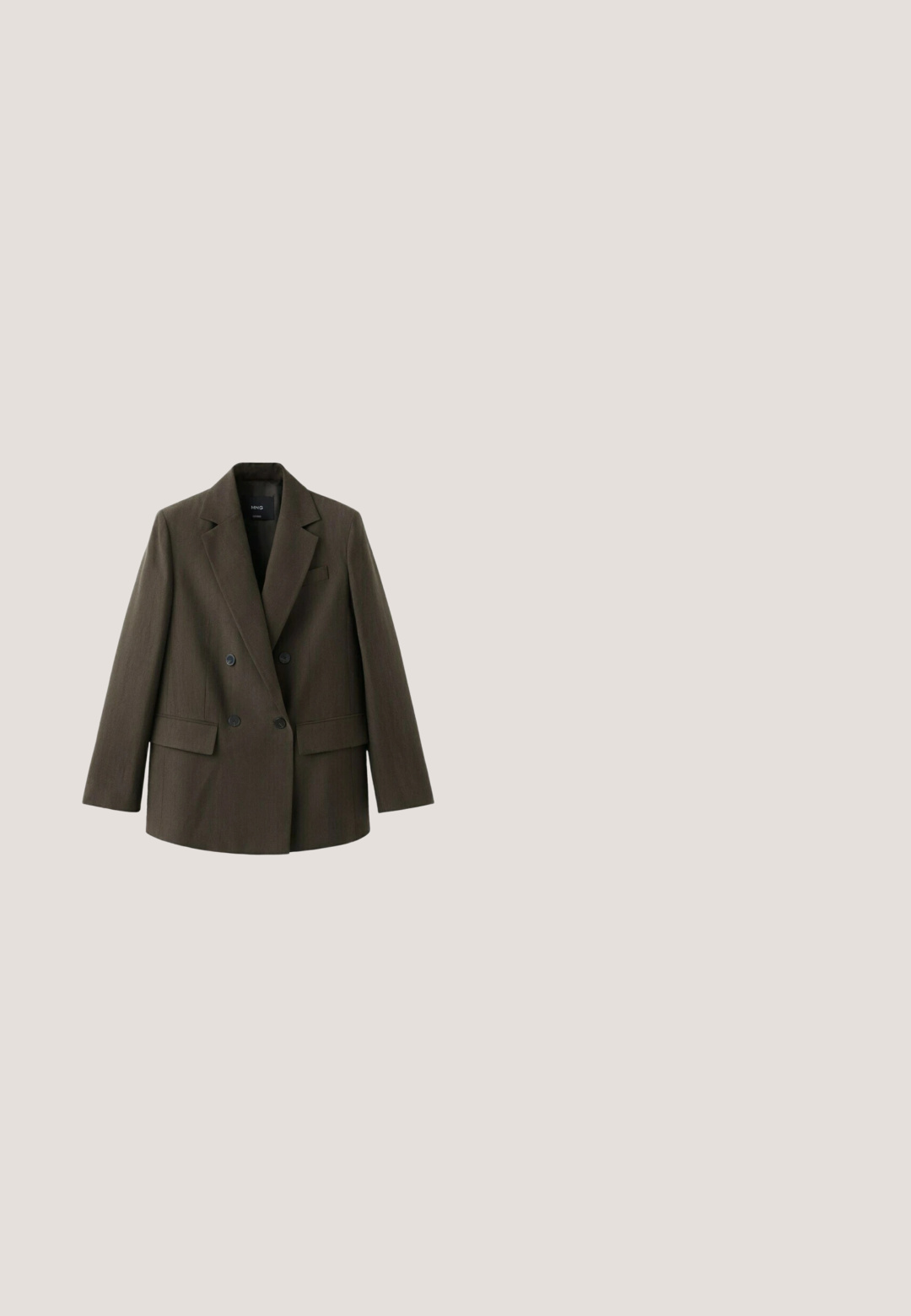 Blazer croisé marron foncé avec larges revers, deux poches à rabat sur le devant et deux boutons noirs de chaque côté, posé à plat sur un fond blanc.; T-shirt blanc à manches courtes en coton doux, avec un col rond et une coupe ajustée. Pas de motifs ni d'ornements visibles.; Jean en denim foncé à jambes larges avec un design classique à cinq poches. Présente des coutures blanches contrastantes et une taille haute.; Bateau en cuir marron avec des œillets dorés, des lacets ronds et une semelle en caoutchouc marron texturée. Présente des détails de couture et un logo en relief.; Lunettes de soleil écaille de tortue marron avec des verres ovales, dotées d'une fine monture et d'un petit accent métallique sur le côté. Fini texturé et poli.; Sac en cuir brun avec deux poches avant dotées de liens, poignées arrondies et fermeture éclaire. Texture lisse avec un subtil éclat.