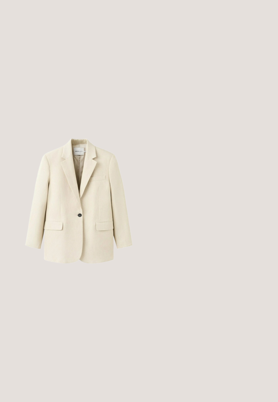 Beiger Ein-Knopf-Blazer mit Stegkragen, zwei vorderen Pattentaschen und einer Brustleistentasche, dargestellt auf weißem Hintergrund.; Cremefarbendes, ärmelloses Stricktop mit hohem Ausschnitt und asymmetrischem Kragen-Detail.; Weiße, ausgestellte Jeans aus einem glatten Baumwollstoff, mit fünf Taschen, einem Metallknopfverschluss und Gürtelschlaufen. Die Beine haben ein leichtes Verfeinerungsdetail.; Beige Sandale aus Lackleder mit spitz zulaufendem kleinem Absatz und schmaler Sohle, seitlich auf weißem Hintergrund gesehen.; Sonnenbrille mit quadratischem Rahmen aus Schildpatt, dunkel getönten Gläsern und dezenten goldenen Akzenten an den Bügeln.; Beige gewebte Ledertasche mit zwei Schulterriemen und einer strukturierten rechteckigen Form.