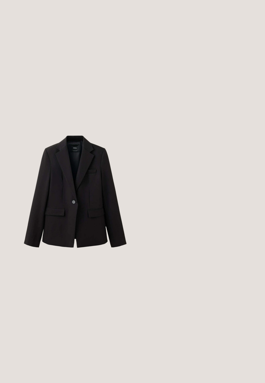 Blazer negro hecho a medida con un solo botón negro abrochado cerca de la cintura, mostrando solapas estructuradas y una textura de tela suave.; Top negro sin mangas de tejido acanalado con tirantes anchos a rayas blancas y negras que se cruzan en el escote delantero, silueta ajustada.; Pantalones negros con un diseño de pierna recta, fabricados en tejido suave. Presentan una cinturilla con pasadores para cinturón y sin marcas ni adornos visibles.; Zapato de tacón slingback negro con punta estrecha, tacón bajo de bloque, acabado texturizado y nudo decorativo en la parte superior.; Gafas rectangulares negras con montura y patillas gruesas, con un pequeño corazón dorado y texto "Love Moschino" en el lateral.; Bolso de mano de cuero negro con acabado texturizado, herrajes en tono dorado, dos asas superiores, correa desmontable y detalles de costura en contraste.