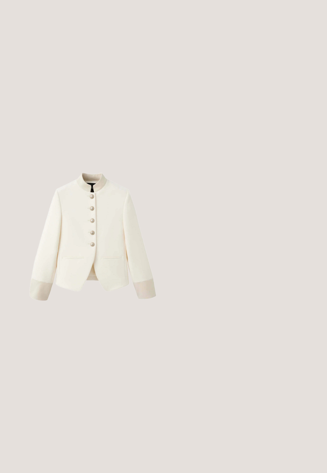 Hvid cropped blazer med stående krave, fem perleknapper foran, lange ærmer og to frontspidslommer.; Kremfarvet blondetop med tynde justerbare stropper og diagonale blomstermønstre i blonde.; Hvide vidde bukser med høj talje, frontknap, bæltestropper og sidesømme, der går ned til små slids ved kanten.; Spids-tået beige slingback pump med en slank hæl og justerbar ankelrem. Glat tekstur med minimalistisk design og ingen synlige mønstre.; Hvid quiltet læderhåndtaske med guldfarvet drejelås og guldkæde med læder skulderstrop, sat mod en hvid baggrund.; Guldkæde halskæde med skiftevis små guldblad charms og hvide ovale perler, der hænger jævnt fordelt langs kæden.