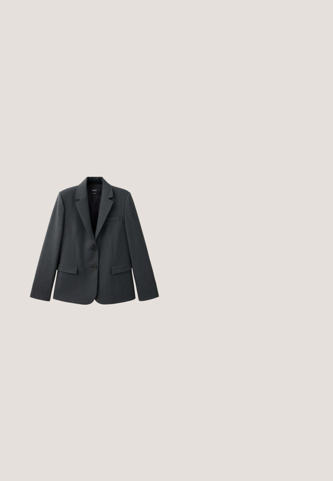Blazer gris foncé ajusté avec revers crantés, deux boutons à l'avant et trois poches, présenté sur fond blanc.; Pull tricoté manches courtes à rayures horizontales noires et blanches, col rond et poignets et bas en côtes.; Pantalon tailleur noir à fines rayures, avec passants pour ceinture, poches latérales et jambes droites et larges.; Mocassins en cuir noir à finition brillante, avec une frange décorative et des détails de couture, un petit talon empilé et un bout arrondi.; Lunettes de soleil noires œil de chat avec des verres foncés et des branches fines ornées d'un accent doré, reposant sur une surface blanche.; Sac bandoulière rectangulaire noir avec rabat arrondi, bouton pression doré et sangle réglable avec ferrures dorées.