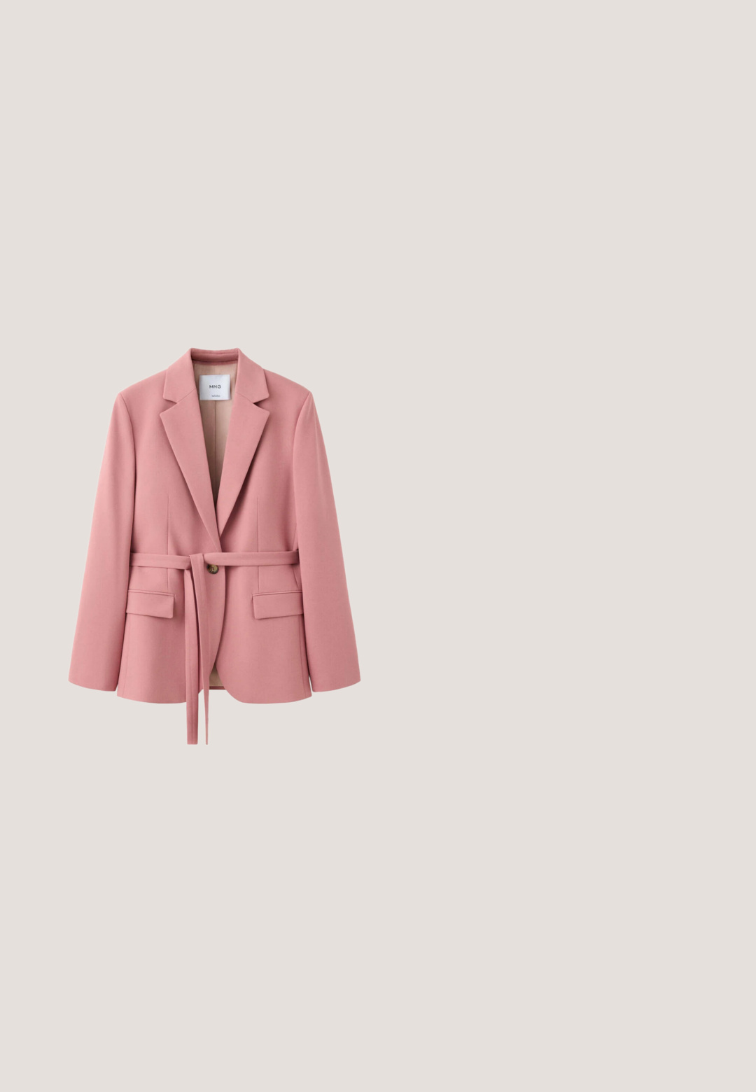Blazer rose pour femme avec revers crantés, ceinture à la taille, fermeture par boutons et deux poches à rabat à l'avant, présenté sur fond blanc.; Combinaison mauve sans manches avec col en V et taille élastiquée, pantalon à jambes larges, tissu au toucher lisse.; Mule en cuir rose à bout ouvert avec un talon moyen bas et fin et une semelle intérieure légèrement rembourrée.; Lunettes de soleil œil-de-chat avec montures à dégradé rouge, branches en métal doré et verres teintés foncés, posées sur un fond clair.; Sac à bandoulière rectangulaire rose clair avec une fine sangle et un détail boule ronde près du haut sur un fond blanc uni.; Boucles d'oreilles clous en forme de croissant, dorées et roses, avec des attaches à tige sur fond blanc.