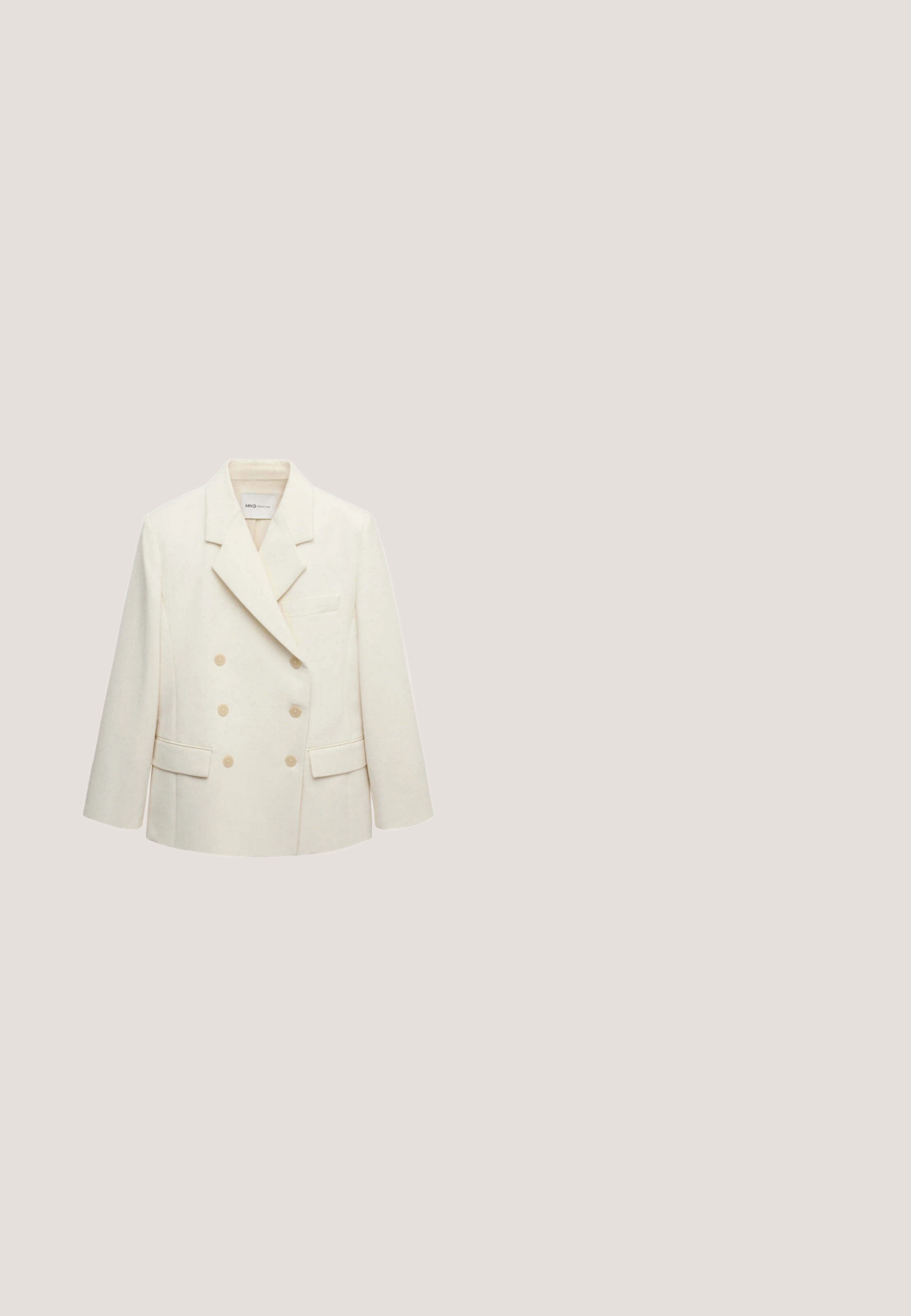 Off-white zweireihiger Blazer mit breiten Revers und sechs beigen Knöpfen, mit zwei vorderen Pattentaschen und einer Brusttasche.; Maxikleid aus cremefarbener Spitze mit dünnen Trägern, tailliertem Oberteil und gerafftem Schlitz auf der linken Seite.; Cremefarbener Lackleder-Pumps mit spitzer Kappe und schlankem Stiletto-Absatz auf weißem Hintergrund.; Sonnenbrille im Schildpatt-Muster mit einem geometrischen, übergroßen Design und braunen Verlaufsgläsern. Verfügt über stabile Bügel mit Markenkennzeichnung.; Cremefarbene rechteckige Handtasche mit gewebter Textur, doppelten Griffen, goldener Logo-Plakette und drei runden goldenen Anhängern, die an einem Griff hängen.; CHRIST Gold Armband - gelbgoldfarben