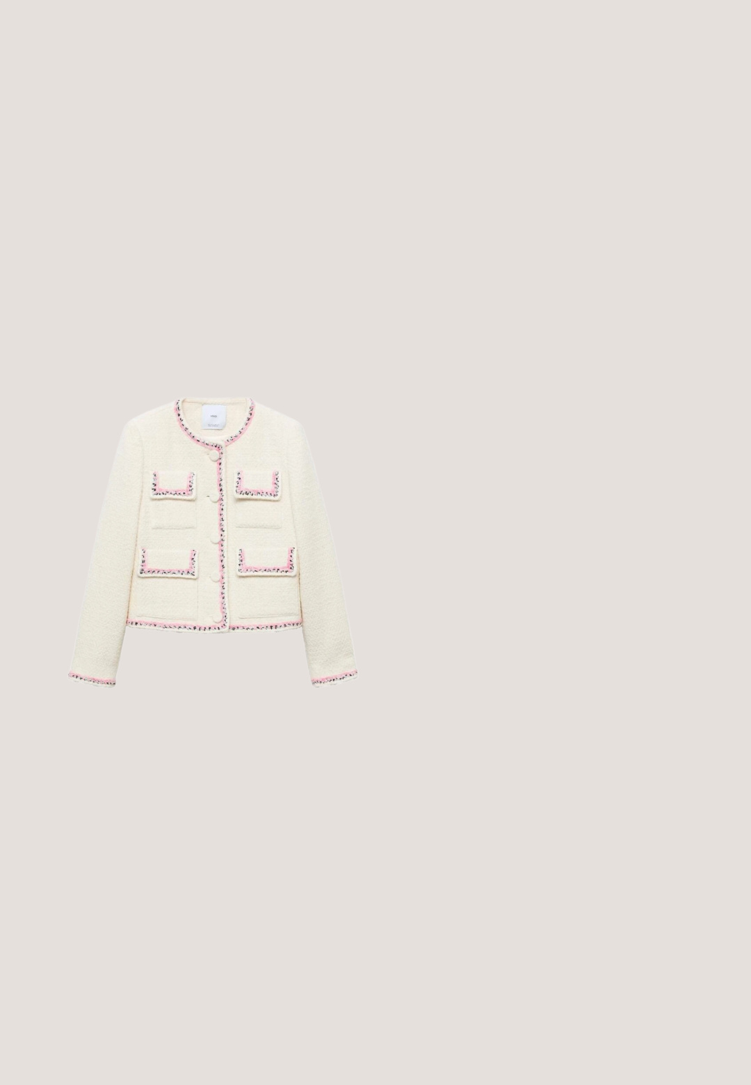 Cremefarvet jakke med pink kant, rund halsudskæring og knaplukning foran. Har fire påsydede lommer med pink detaljer. Korte ærmer.; Strapless kjole i creme med præget blomsterdesign i lys beige. Tætsiddende design, glat tekstur, knælængde klip, og ingen synlige lukninger.; Kremfarvet pumps med høje hæle, spids tå og lagdelt blomsterudsmykning på forsiden.; Overdimensionerede firkantede solbriller med rosafarvede linser og tynde, gyldne stel, der hviler på en hvid overflade.; Kremfarvet tekstureret lædertaske med guld kæderem og gyldent stiliseret "MS" logo på frontklappen.; Guldarmbånd med skiftevis store og små perler, klare krystalaccenter og lukning på en hvid baggrund.