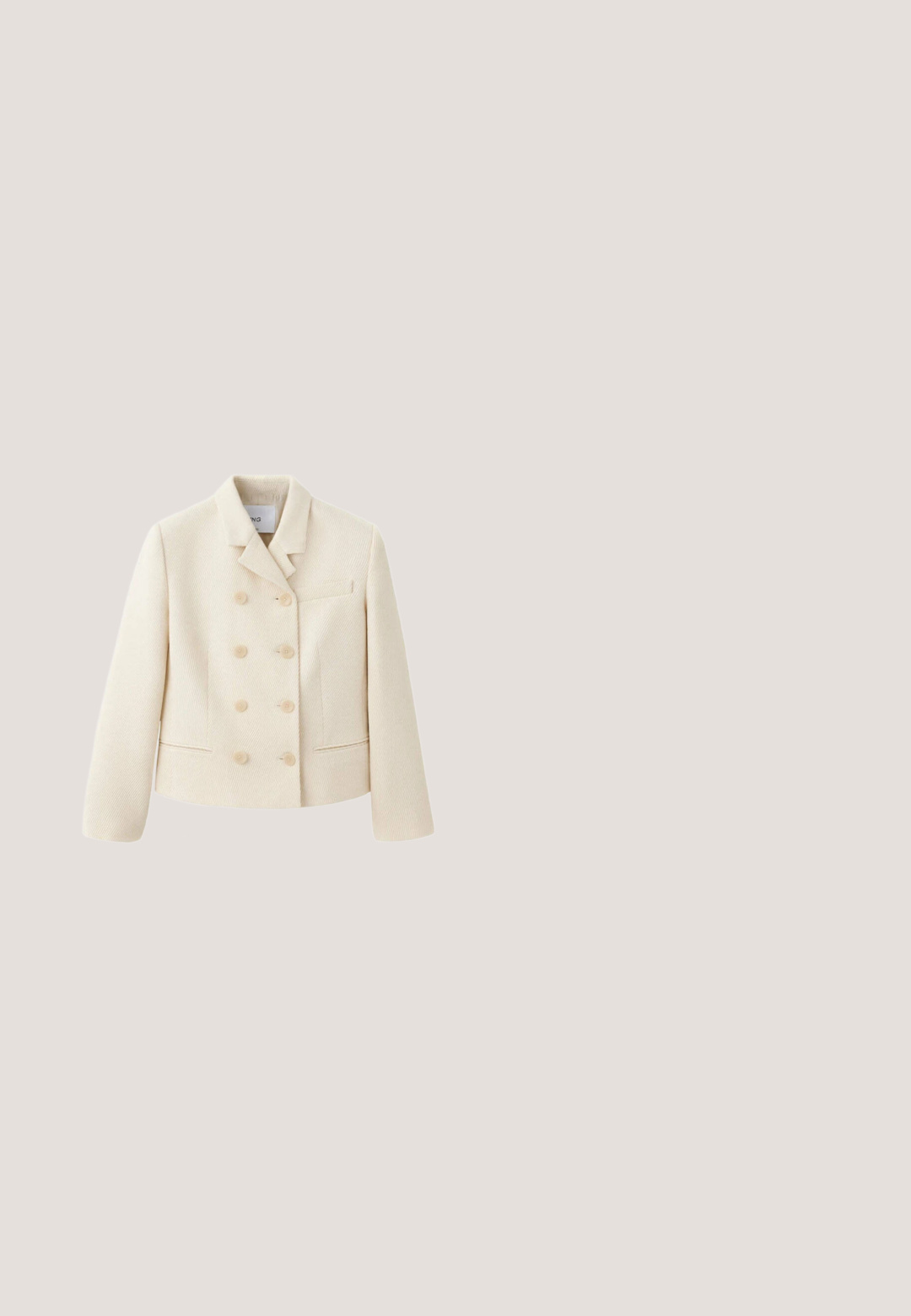 Flødefarvet uld dobbeltbrystet blazer med seks knapper, notch reverskrave og to forlommer, vist på hvid baggrund.; Lysbeige ærmeløs top med tynde stropper, der har et simpelt lige snit og en glat, let skinnende overflade. Ingen mønstre eller detaljer.; Beige kileespadrille i lærred med flettet jutesål og bindebånd rundt om anklen, med vævet detalje på hælen.; Katteøje solbriller med en skildpaddefarvet ramme, gradient brune linser og guld detaljer på templerne. Letvægtsdesign med glat tekstur.; Rektangulær beige vævet håndtaske med en tan læderrem med knudedetaljer og en guldfarvet lås på frontklappen.; Flerstrenget halskæde i rosa-beige med guld vedhæng formet som en sol og perleskal på hvid baggrund.