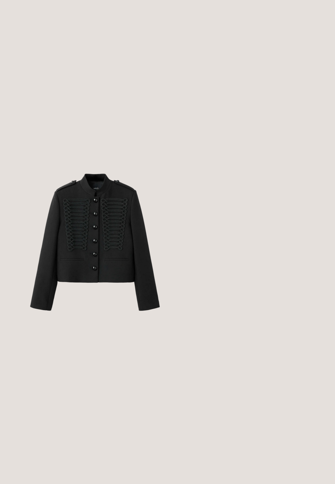 Zwarte jas in militaire stijl met decoratieve gevlochten bies aan de voorkant, knoopsluiting, opstaande kraag, schouderepauletten en lange mouwen.; Zwarte stof met een zachte, gladde textuur, met een iets glanzend oppervlak en vloeiende plooien, die de flexibiliteit en val benadrukken.; Zwarte suède slingback hoge hak met spitse neus, dunne hak en verstelbare band met een gouden accent.; Zwarte rechthoekige zonnebril met gradient donkere glazen en subtiele gouden details op de pootjes, getoond op een witte ondergrond.; Zwarte rechthoekige clutch met klepsluiting en klein metalen logo-embleem middenvoor.; Roze gouden armband met ketting, met vier zwarte klavervormige inzetstukken en een verstelbare sluiting.