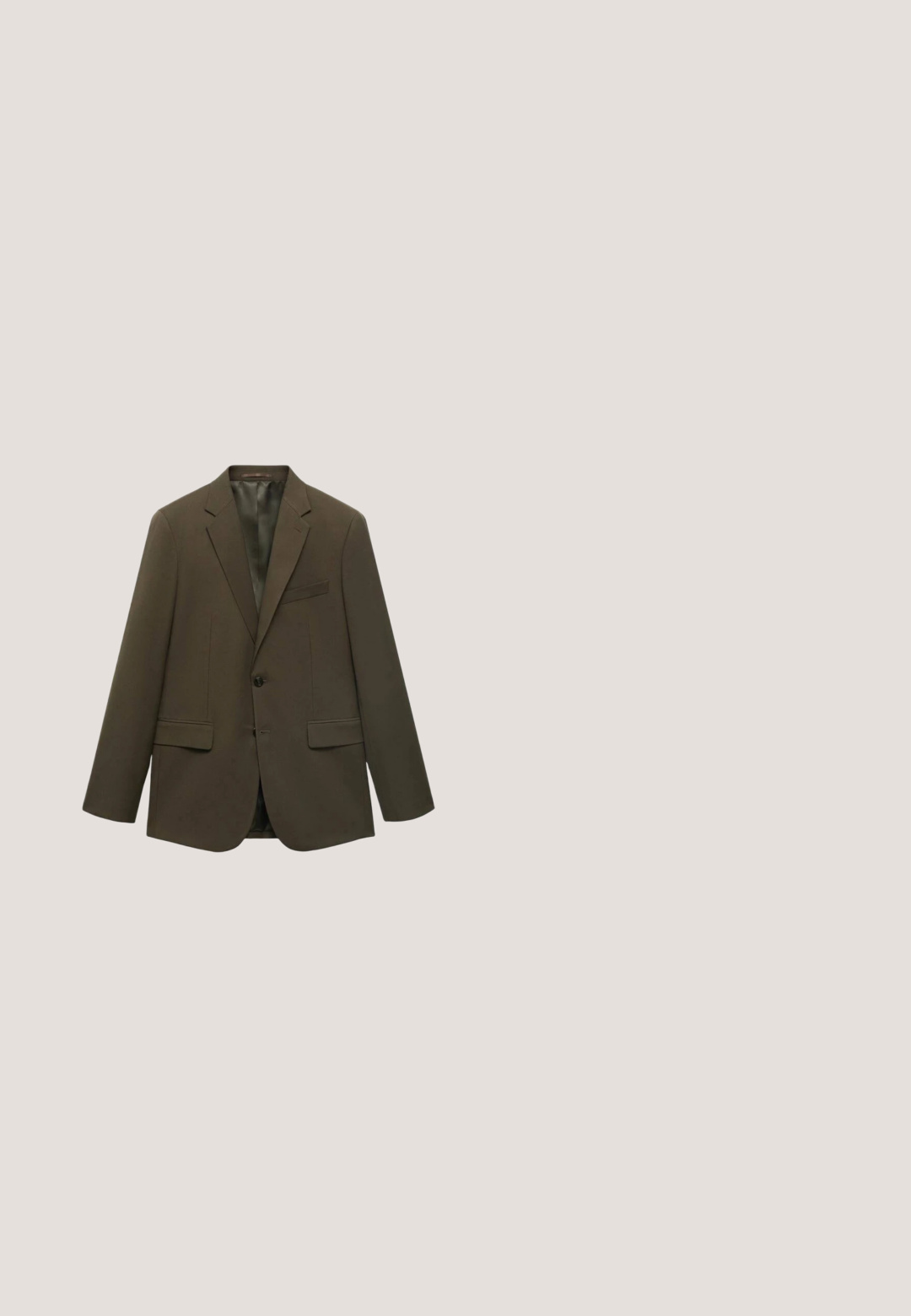 Brauner einreihiger Herrenblazer mit Reverskragen, zwei aufgesetzten Taschen vorne, einer Brusttasche und Knopfverschluss.; Nahaufnahme der Vorderseite eines grauen Hemdes aus Stoff mit zwei weißen Vierlochknöpfen und sichtbaren Nähten entlang der Knopfleiste.; Schwarze Slim-Fit-Hose mit Gürtelschlaufen, Frontreißverschluss und flacher Vorderseite, dargestellt auf hellem grauem Hintergrund.; Braune Wildlederslipper mit einer flachen, schwarzen Sohle, die ein glattes Obermaterial und einen dekorativen Vorderriemen aufweisen. Einfaches Design und runde Zehenform.; Schwarze rechteckige Sonnenbrille mit dunkelgrünen Gläsern und dezenten goldenen Akzenten am Rahmen und den Bügeln, dargestellt vor einem hellen Hintergrund.; Brauner geflochtener Stoffgürtel mit einer silbernen Metallschnalle und Wildlederbesatz, ordentlich auf einem weißen Hintergrund aufgerollt.