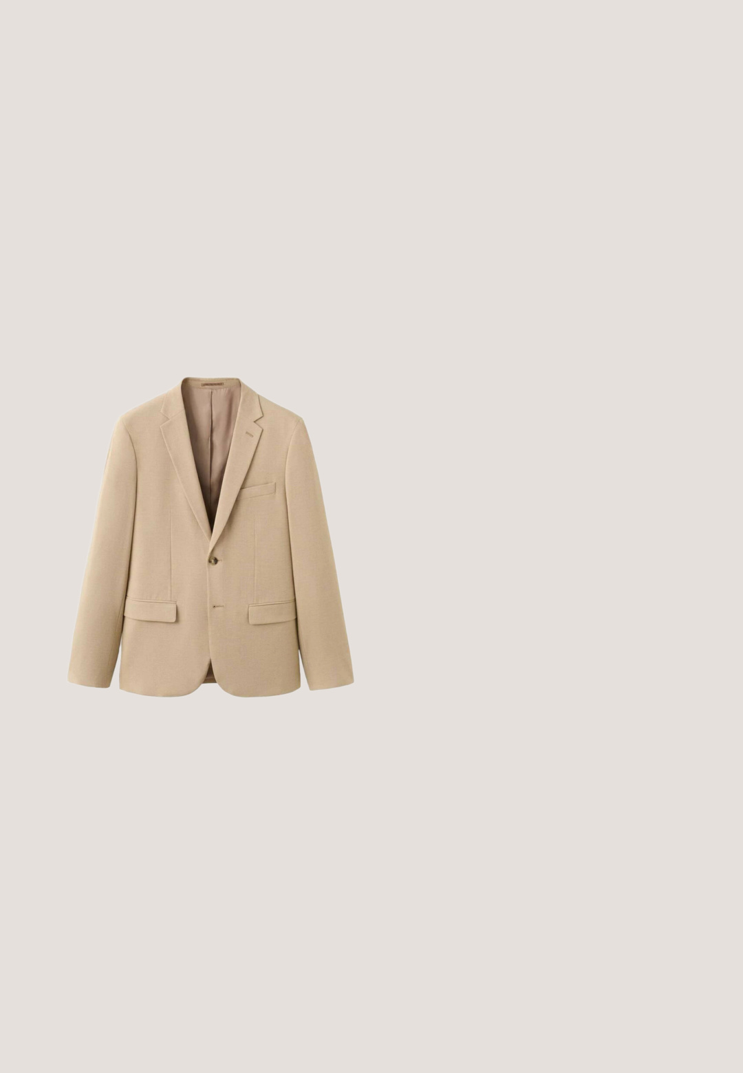 Beige blazer med enkelt knaplukning, hakkede revers og to forlommer. Glat stof med let tekstur og skræddersyet design.; Sort ribbet turtleneck sweater med en halvmåne lynlås ved kraven, der har lange ærmer og en afslappet pasform. Teksturen er blød og chunky.; Hvid langærmet skjorte med knapper, krave og brystlomme, vist på en ensfarvet lys baggrund.; Struktureret stof i mørkegrå, der viser et subtilt vævet mønster. Overfladen fremstår blød med noget drapering, hvilket skaber bløde folder.; Brun læderloafer med sølvspænde, placeret i luften over et beige tæppe og foran en beige sofa.; Brun læderbælte med en glat tekstur, sølvfarvet metalspænde og en holderem. Har et solidt design uden mønstre eller detaljer.