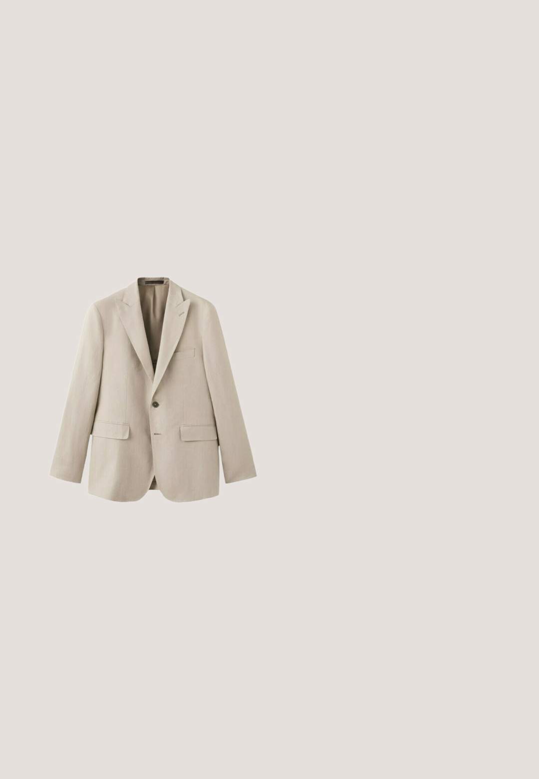 Blazer beige pour homme à simple boutonnage avec revers crantés, deux poches avant à rabat, une poche poitrine et un bouton visible, présenté sur fond blanc.; Chemise blanche à manches longues avec col et poignets, boutonnée, présentée à plat sur un fond blanc.; Pantalon de costume bleu clair avec passants pour ceinture, plis avant marqués et coupe slim.; Scarosso SCAROSSO - Baskets basses - ice - suede; Trousse de toilette rectangulaire noire en cuir avec poche zippée à l'avant et anse latérale sur fond blanc.; Ceinture en cuir marron avec boucle rectangulaire argentée et un passant unique, montrée enroulée sur fond blanc.