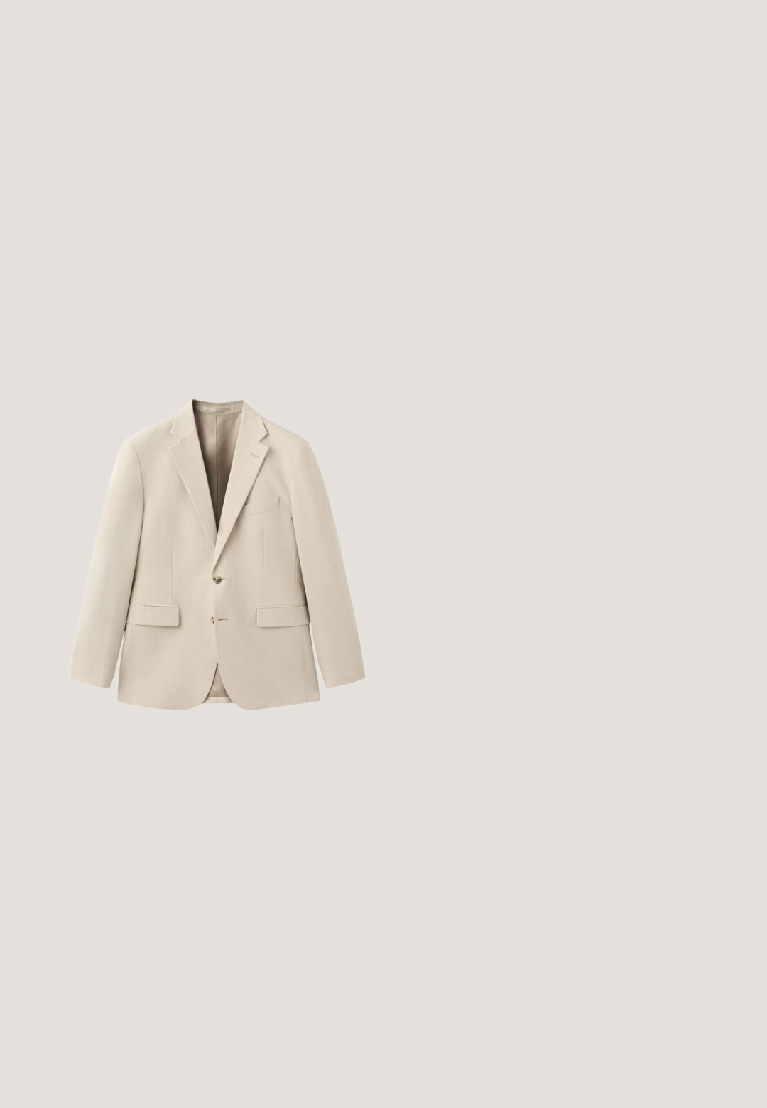 Beige op maat gemaakte herenblazer met inkeping revers, twee voorzakken met klep, borstbieszak en sluiting met twee knopen.; Beige en wit gestreept poloshirt met korte mouwen, twee knopen en geribde kraag, manchetten en zoom, plat liggend op een witte achtergrond.; Beige op maat gemaakte broek met ceintuurlussen, knoopsluiting aan de voorkant, zijzakken en een slim fit ontwerp.; Beige suède klomp met een gebogen vorm, verstelbare metalen gesp en een getextureerde kurken voetbed. De buitenzool heeft een getande rand voor grip.; Zonnebril met gouden metalen montuur, bruine rechthoekige glazen en slanke armen met donker schildpadmotief aan de uiteinden.; Grote olijfgroene reisttas met zwarte handvatten, een voorvak met ritssluiting en een verstelbare schouderriem die aan één kant is vastgeklikt.