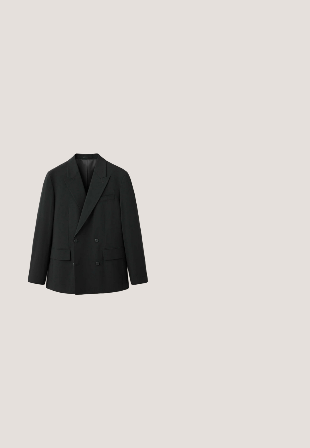 Gros plan sur le revers d'une veste de costume noire avec des coutures visibles des boutonnières sur un tissu texturé.; Chemise blanche à manches longues boutonnée avec col, présentée sur un fond blanc uni, vue de face.; Pantalon noir sur mesure avec plis à l'avant, passants pour ceinture et fermeture par bouton à la taille.; Mocassin en cuir noir avec une semelle en caoutchouc épaisse et un détail classique de bride à monnaie, vu de côté extérieur.; Trousse de toilette rectangulaire noire en cuir avec poche zippée à l'avant et anse latérale sur fond blanc.; Ceinture en cuir noir à texture crocodile avec boucle métallique rectangulaire argentée enroulée sur un fond blanc.