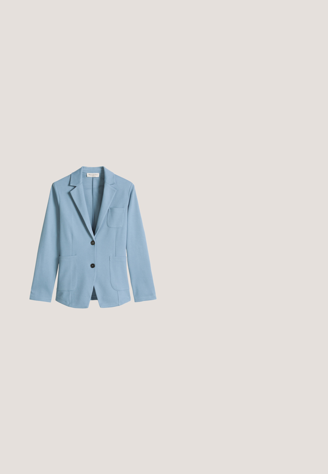 Lichtblauw op maat gemaakte blazer met inkeping rever, twee zwarte knopen, drie opgestikte voorzakken en lange mouwen.; Navyblauwe katoenen T-shirt met een hartvormige graphic in groene en crèmekleurige spiraalpatronen. Ronde hals, korte mouwen en een rechte zoom.; Lichtblauwe wijde broek met elastische tailleband, enkelhoogte, gladde stof, zonder zichtbare zakken of patronen.; Witte sneaker met lichtblauwe accenten, voorzien van een gladde leren bovenkant, textiele details, een gestructureerde zool en een zijrits.; Zonnebril met lichtblauw montuur en rechthoekige paarse gradientglazen, gecentreerd op een witte achtergrond.; Lichtgrijze leren crossbodytas met verstelbare riem, voorvak met rits en gouden "LASOCKI"-logo op een gladde, gestructureerde oppervlakte.