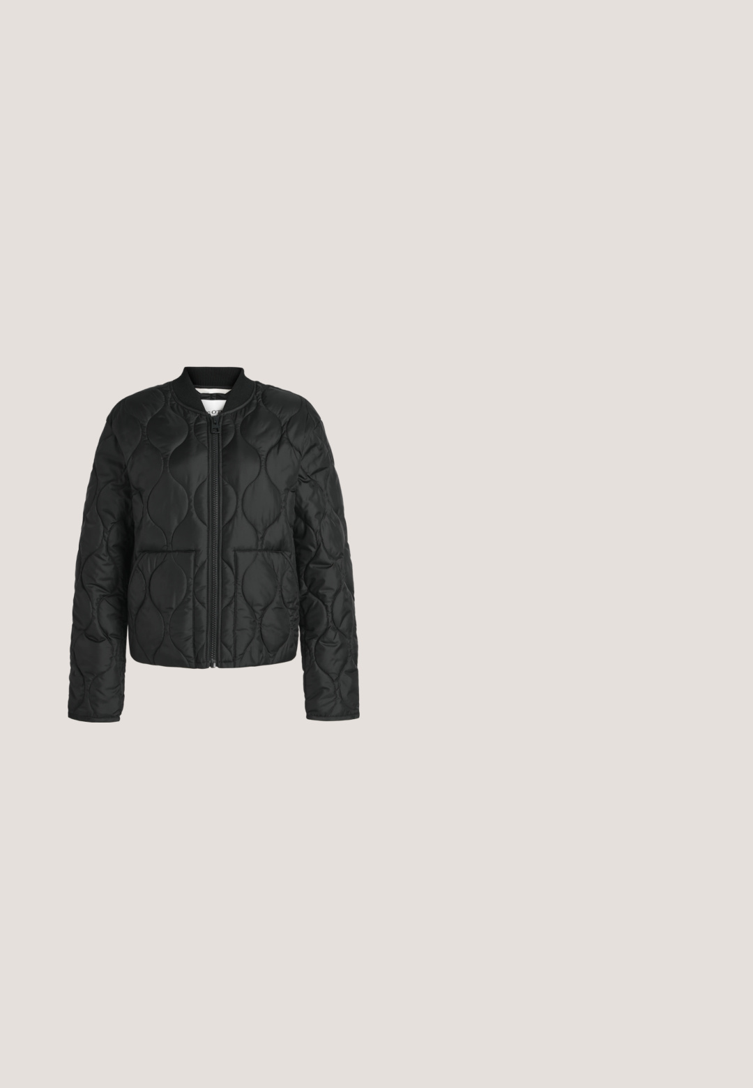 Schwarze, gesteppte Jacke mit Frontreißverschluss, geripptem Kragen, langen Ärmeln und zwei Fronttaschen. Mit wellenförmigem Steppmuster im Stoff.; Schwarzes Baumwoll-T-Shirt mit V-Ausschnitt, kurzen Ärmeln und lockerem Schnitt. Verfügt über ein kleines Markenlogo nahe dem Saum.; Off-White weite Hosen mit Gürtelschlaufen, vorderem Knopf und Reißverschluss, auf einem schlichten hellen Hintergrund dargestellt.; Schwarze Leder-Stiefeletten mit spitzer Zehenpartie und kleinem, kegelförmigem Absatz. Verfügen über einen seitlichen Reißverschluss mit goldfarbenem Akzent. Glatte Textur.; Schwarze strukturierte Lederhandtasche mit zwei Griffen, abnehmbarem Schulterriemen und einem kleinen anhängenden Etikett auf weißem Hintergrund.; Creolen in Goldoptik mit glatter, glänzender Oberfläche. Abgerundete, längliche Form verleiht moderne Eleganz. Maße nicht angegeben.