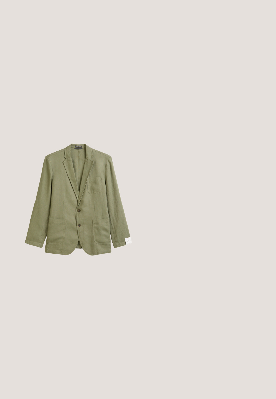 Olijfgroen linnen blazer met twee voorzakken, één borstzak en twee bruine knopen. Klassieke notch lapel en een eenvoudig ontwerp.; Korte mouwen, lichtbeige linnen shirt met een puntige kraag, knopen aan de voorkant en een borstzak. Glad textuur en een relaxte pasvorm.; Olijfgroene lichte broek met een elastische tailleband, verstelbaar trekkoord en omgeslagen pijpen. Gemaakt van een zachte, gladde stof.; Beige suède enkellaarsjes met oranje veters, ronde neus en een lichte rubberen zool, gecombineerd met opgerolde lichtblauwe denim jeans.; Gouden metalen zonnebril met bruine gradient glazen, hexagonale vorm en bruine acetaat oorstukjes. Heldere neuspadjes voor comfort.; Donkerbruine gevlochten leren riem met een gouden rechthoekige gesp en een gouden plaat met een polospeler-embleem.