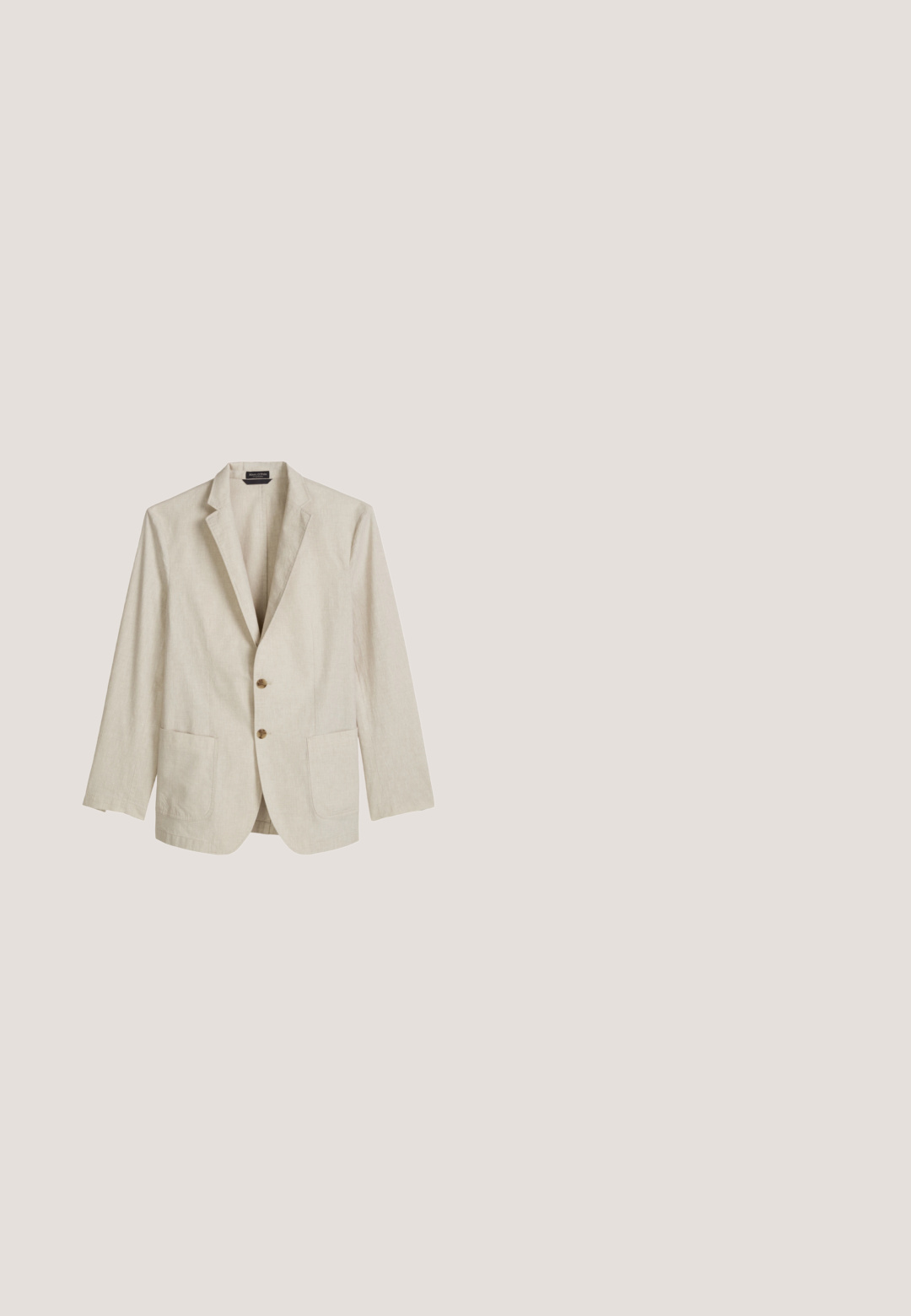 Beiger einreihiger Blazer mit Reverskragen, zwei aufgesetzten vorderen Taschen und zwei braunen Knöpfen, auf weißem Hintergrund dargestellt.; Kurzeweißer Hemd mit einem Collagen-Motiv aus Fotografien tropischer Szenen in verschiedenen Farben. Leichter Stoff, Knopfleiste vorne und lockere Passform.; Beige knielange Shorts mit umgeschlagenem Saum, einem elastischen Bund hinten, Gürtelschlaufen und vorderen Seitentaschen.; Braune Herren-Pantoletten aus Leder mit gekreuzten Riemen und schwarzer Sohle, seitlich auf weißem Hintergrund dargestellt.; Braune Schildpatt-Sonnenbrille mit runden Rahmen, grünen Gläsern und gemusterten Bügeln. Mit Markenlogo an einem Bügel.; Brauner geflochtener Leder Gürtel mit einer silbernen Metallschnalle und Lederakzenten. Verfügt über ein strukturiertes Webmuster und eine robuste Verarbeitung.