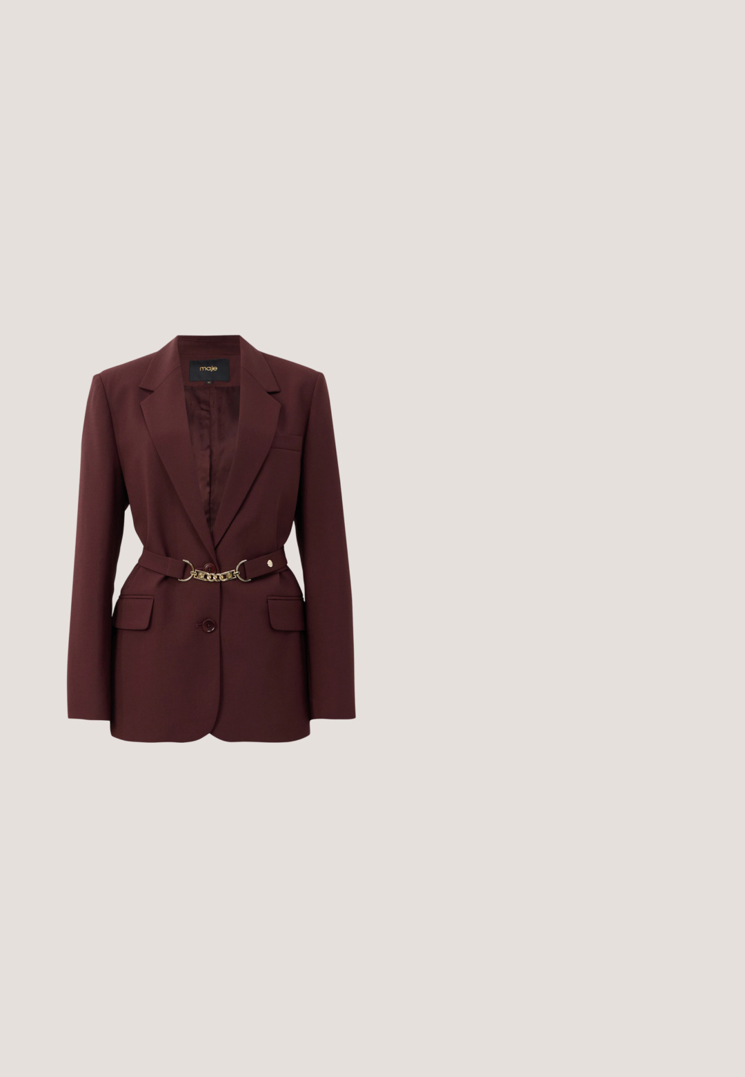 Bordeaux blazer med en tætsiddende pasform, to forlommer, en enkelt knaplukning og et guld kæde-bælte som accent. Velegnet til formelle sammenhænge.; Kortærmet mørk burgunder polo skjorte med bred krave og en række af syv gyldne knapper ned foran i midten.; Videbukser i dyb lilla stof, med plisseringer, en glat tekstur og sidelommer for ekstra funktionalitet.; Rød slingback-hæl med spids tå, tynde krydsede remme og lille spænde, lav kitten-hæl og glat læderfinish, set fra siden.; DKNY håndtaske i rødt med et gentaget logo mønster. Har lynlås lukning og en skulderrem med en tekstureret detalje. Rektangulær form.; Guldtonet armbånd med rektangulære røde ædelstene indsat i et sammenkoblet design. Glat tekstur med en skinnende overflade.