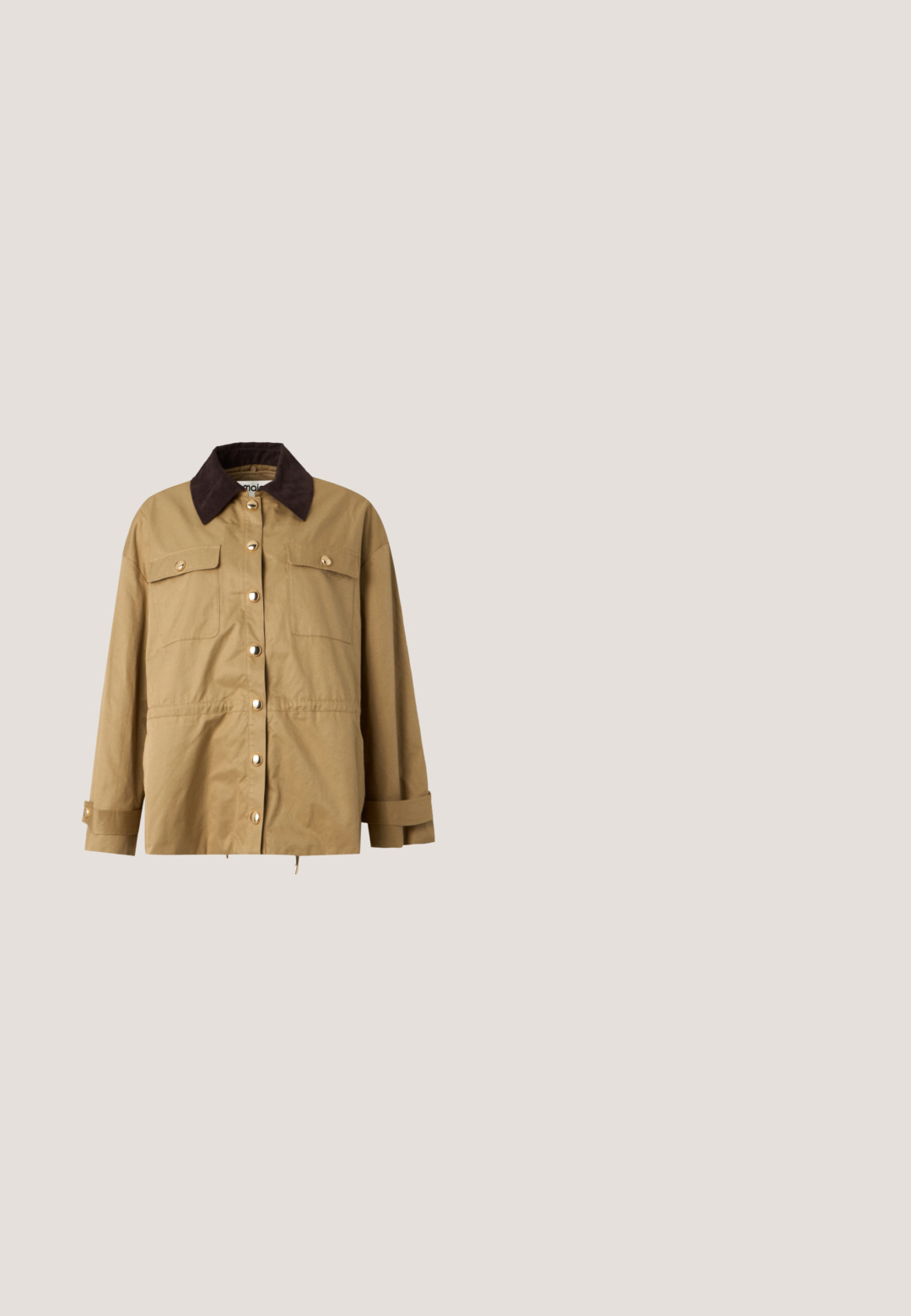 Hellbraune Jacke zum Knöpfen mit dunkelbraunem Kragen, zwei Brustklapptaschen, langen Ärmeln und verstellbaren Handgelenksriemen.; Weißes T-Shirt mit kurzen Ärmeln und bunten grafischen Patches, darunter ein rotes Herz, ein grünes Quadrat und runde Etiketten mit Text und Zahlen.; Denim-Shorts in Mittelblau mit hoher Taille, fünf Taschen, kontrastierenden Nähten und einem Metallknopfverschluss. Strukturierter Stoff mit einem leichten Verblassen.; Ballerina-Schuh in falschem Schlangenledermuster mit braunen und schwarzen Farbtönen. Verfügt über einen schwarzen Riemen und goldene Beschläge. Glatte Textur.; Braune Leder-Handgelenktasche mit schwarzen MCM-Logos, Diamantmustern und einem goldenen Emblem auf einem zweifarbigen Frontpaneel.; Paar glänzende Ohrringe aus goldfarbenem Metall, geformt in abstrakten, unregelmäßigen Spiralen und Schlaufen auf weißem Hintergrund.