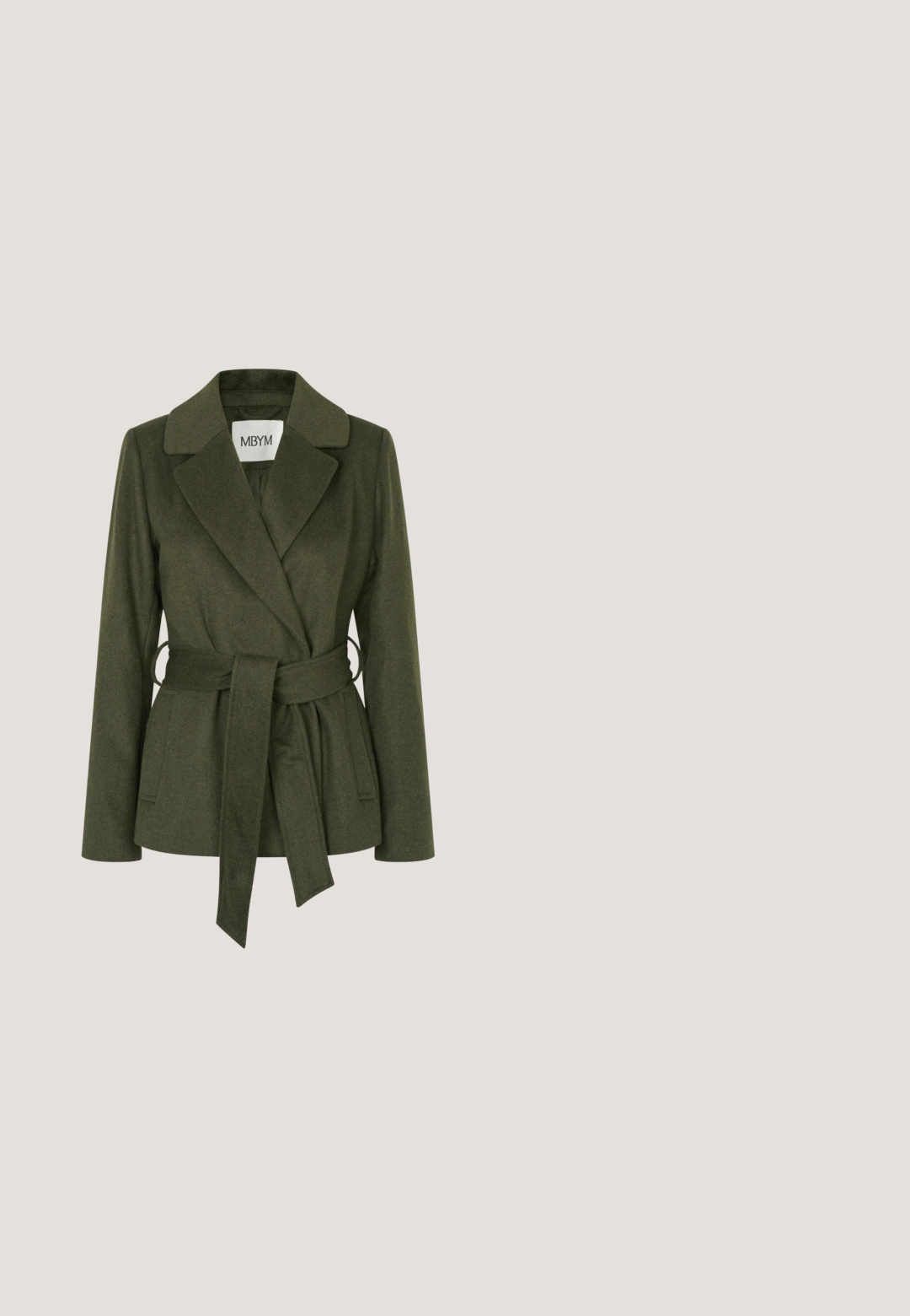 Donkergroene wollen blazer met ceintuur, brede kraag, lange mouwen en twee voorzakken, getoond tegen een witte achtergrond.; Donkergroene gebreide trui met een ronde halslijn, lange mouwen en een geribde zoom. Het gestructureerde materiaal heeft een open geweven patroon.; Donkergroene corduroy wijde broek. Heeft verticale ribbels, zijzakken en twee decoratieve knopen op de tailleband.; Olijfgroene suède enkellaarsjes met een dikke, gestructureerde zool en een trekband. Gecombineerd met lichtblauwe, versierde spijkerbroek.; Rechthoekige olijfgroene schoudertas met krokodillenpatroon, verstelbare schouderband en zilveren ronde gesp op witte achtergrond.; Oorbellen met een gouden tint en een organische druppelvorm, voorzien van een glad, reflecterend oppervlak en een veilige sluiting met oorstekers.