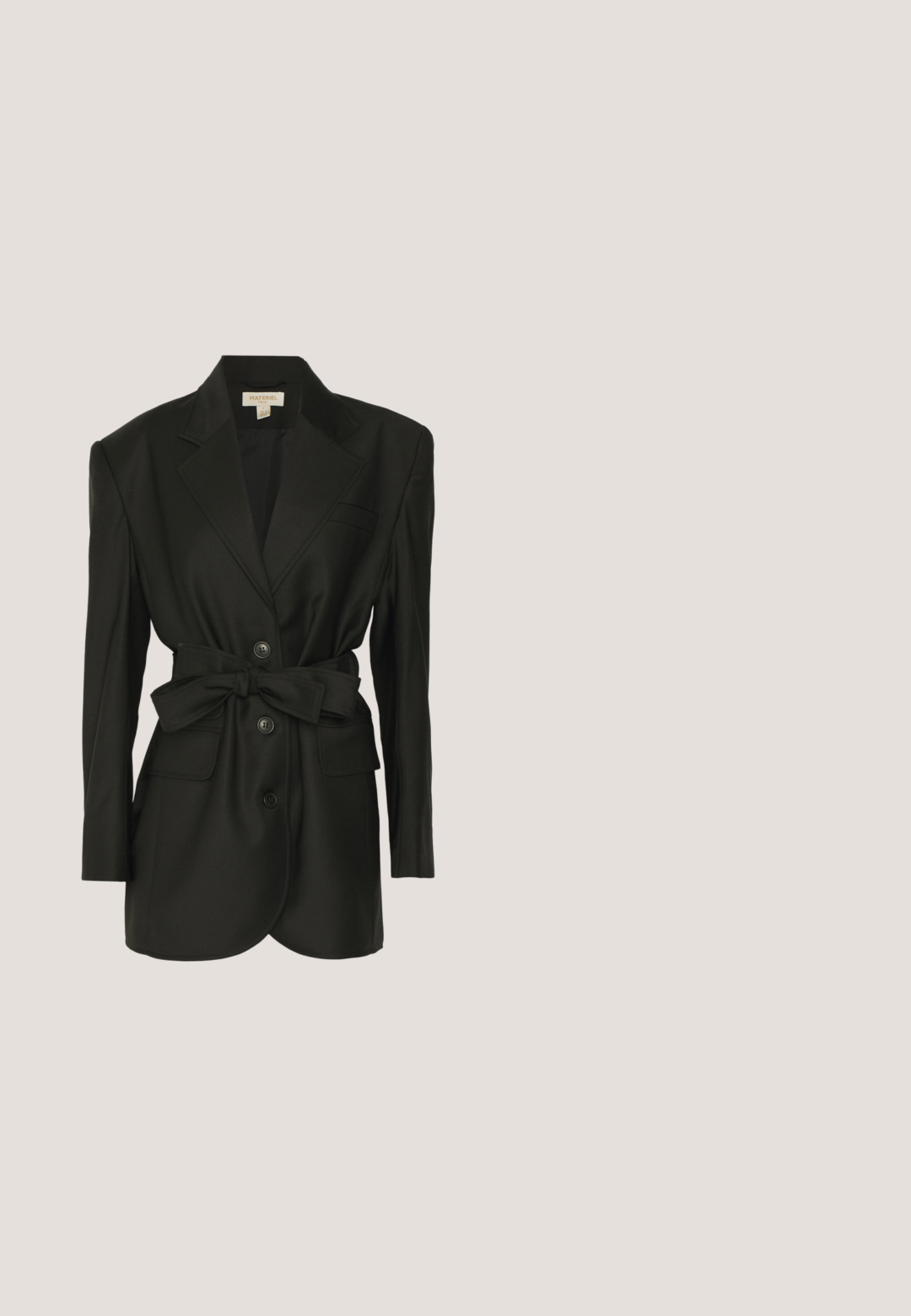 Materiel MENSWEAR BELTED - Σακάκι - black; Anna Field by Zalando Μπλούζα - black; Μαύρα ψεύτικα δερμάτινα κολάν με ελαστική μέση, στενή σιλουέτα, λείες υφές και ραφές να τρέχουν κατά μήκος μπροστά.; Μαύρη παπούτσια γόβες από πατεντέ δέρμα με σχέδιο σε μυτερή μύτη και κομψό σιλουέτα. Διαθέτει λείο, γυαλιστερό φινίρισμα και λεπτό τακούνι στιλέτο.; Μαύρα τετράγωνα γυαλιά ηλίου με γκρι φακούς gradient, γυαλιστερό πλαστικό σκελετό και ασημένιες λεπτομέρειες στη πλευρά.; Μαύρη δερμάτινη τσάντα με δομημένο σχήμα, με πάνω λαβή και λουρί αλυσίδα σε χρυσό τόνο. Διακοσμητικά χρυσά εξαρτήματα με λογότυπο.