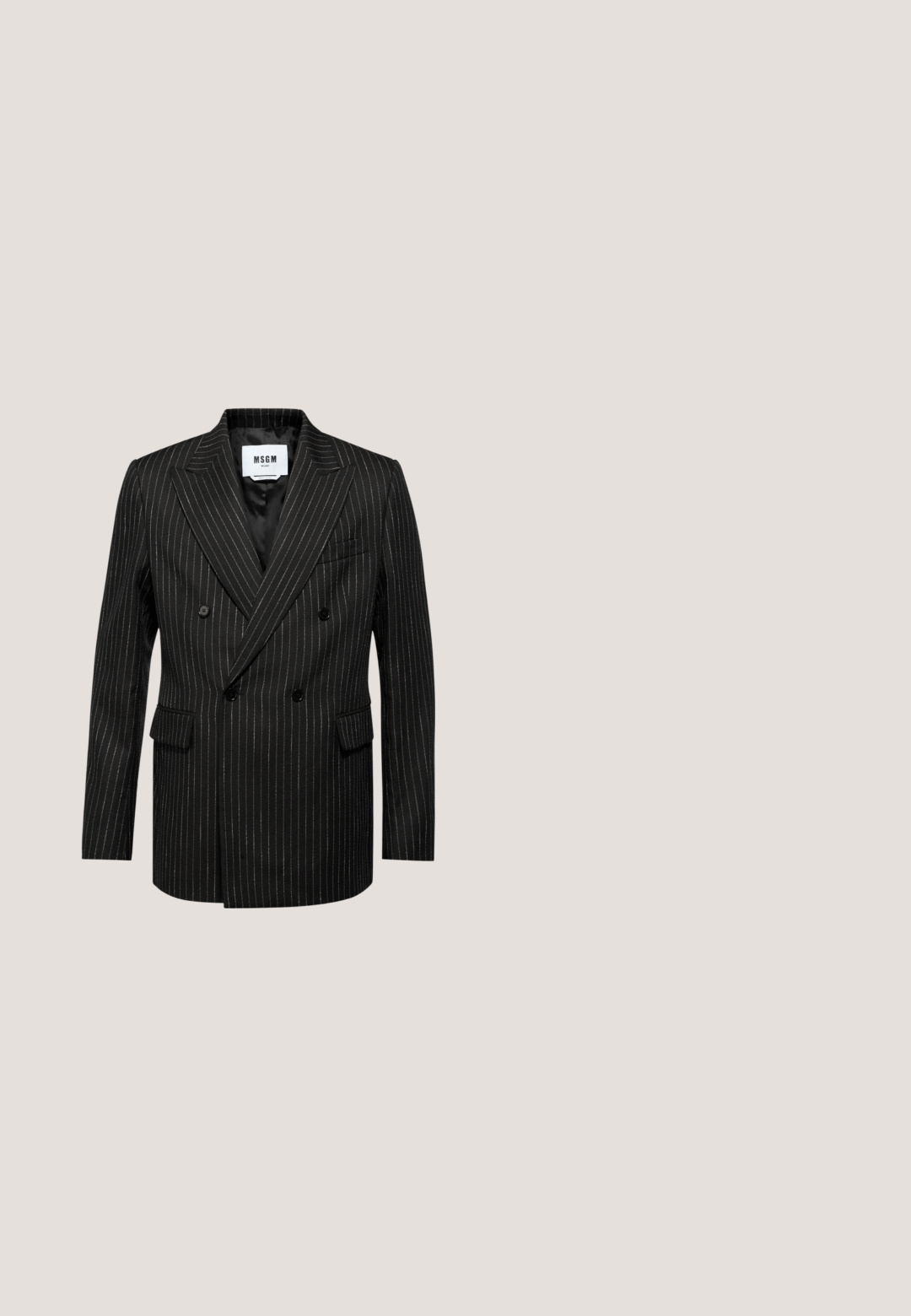 Blazer noir double boutonnage avec des rayures blanches, revers crantés, deux poches avant et une doublure intérieure lisse. Étiquette de la marque visible à l'intérieur.; Chemise blanche unie à manches longues avec col rond et poignets côtelés, présentée sur un fond clair neutre.; forét Pantalon classique - dark grey; Chaussure en cuir noir à lacets avec une semelle épaisse rainurée et un bout arrondi, vue de profil sur fond blanc.; Sac en cuir noir à bandoulière avec logo embossé, quincaillerie en métal argenté, forme rectangulaire, sangle ajustable et surface texturée.; Collier en chaîne argentée avec des maillons plats entrelacés et un fermoir en homard. La texture lisse et la finition polie lui confèrent une apparence élégante.
