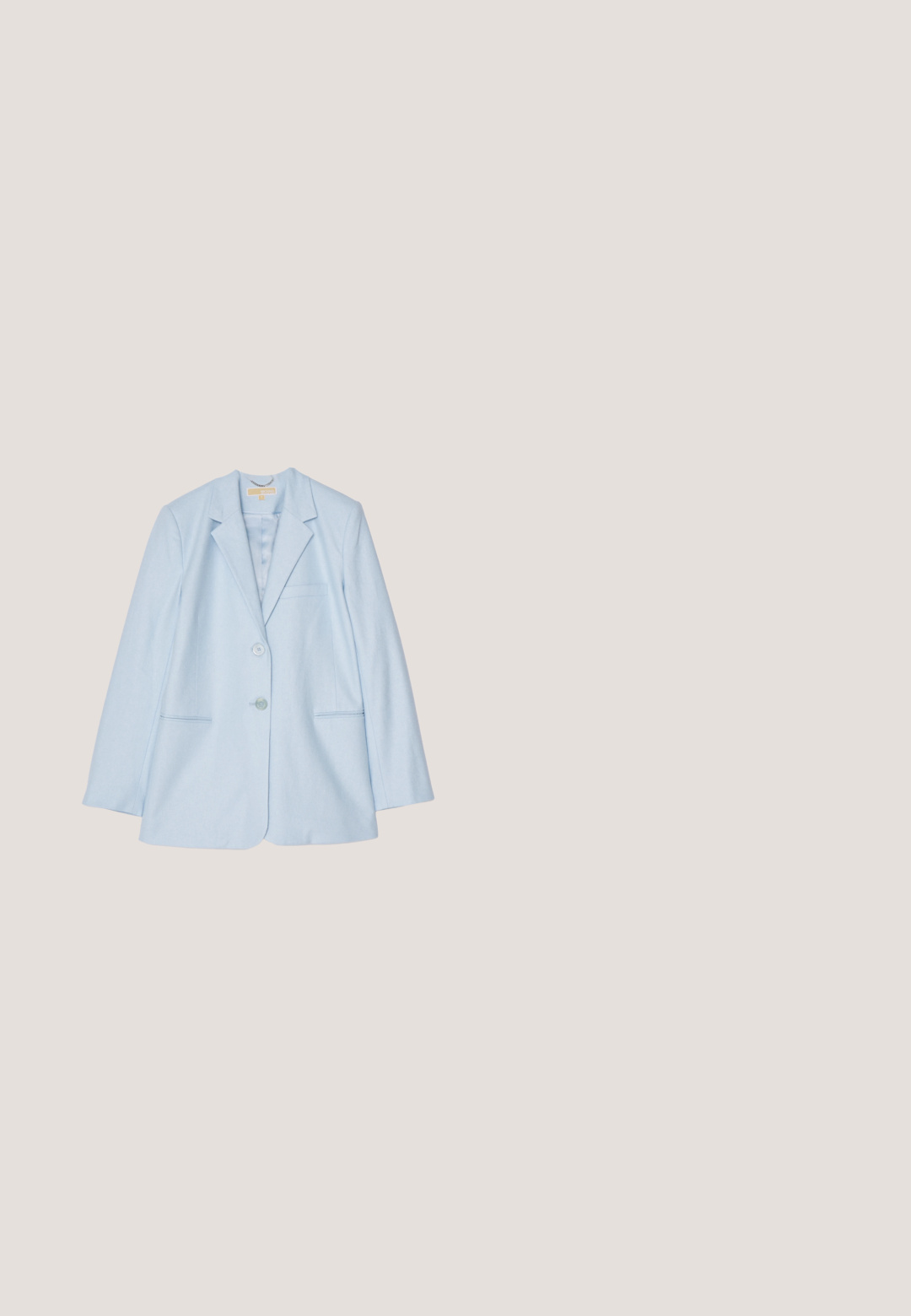 Lichtblauwe blazer met een op maat gemaakte ontwerp, voorzien van twee voorzakken, een enkele knopen sluiting en gelapte revers. Gladde stofstructuur.; Lichtblauwe satijnen overhemd met lange mouwen, twee voorzakken en een puntige kraag. Voorzien van parelmoeren knopen en een gladde structuur.; Blauw-wit gestreepte wijde broek met hoge taille, strak aan de bovenkant, met een sluiting aan de voorkant en een gladde textuur.; Blauwe slingback pumps met spitse neus en kittenheel, zwarte band met witte tekst "Love Moschino" op lichte achtergrond.; Lichtblauwe rechthoekige handtas met twee lange hengsels, gouden gespen, een bovenrits en het "LOVE MOSCHINO"-logo in gouden letters aan de voorkant.; Een paar glanzende gouden oorbellen in de vorm van een strik, plat neergelegd op een witte achtergrond.