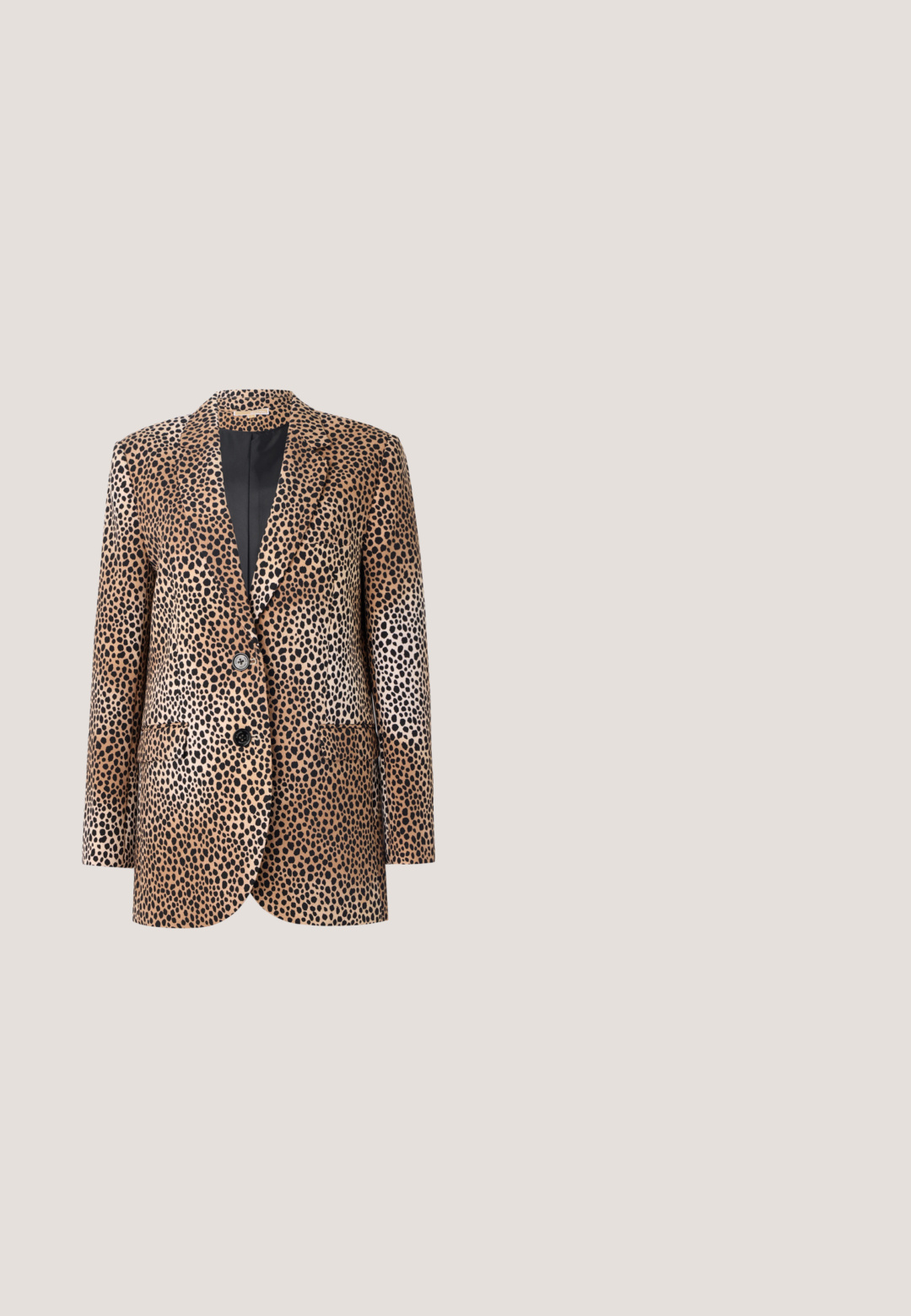Blazer à motifs léopard en beige et noir, avec deux boutons, revers crantés et poches latérales, fabriqué dans un tissu lisse et brillant.; Tunique femme à manches longues et col montant avec un imprimé léopard marron et noir, avec un subtil détail plissé sur la poitrine.; Pantalon droit taille haute à imprimé léopard, avec poches avant et fermeture par bouton.; Chaussure à brides arrière marron à motifs avec une pointe effilée, des accents noirs et une pointe dorée. Dotée d'un talon fin et d'une sangle ajustable à la cheville.; Sac bandoulière en cuir marron avec motif sombre, fermeture éclair dorée, bandoulière réglable et détail chaîne dorée sur fond blanc.; Des boucles d'oreilles dorées avec un design en chaîne, ornées d'accents circulaires décoratifs agrémentés de petites pierres transparentes.