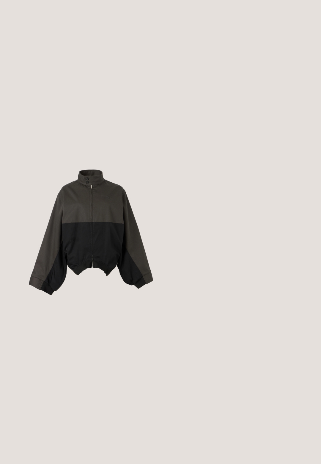 Veste zippée noire et gris foncé avec col haut, patte boutonnée et manches bouffantes, présentée sur un fond blanc.; T-shirt en coton noir à manches courtes, col rond, avec deux étiquettes blanches sur la poitrine. Design simple, coupe droite, sans motifs ni accents.; Jean à jambes larges en denim noir avec des panneaux de tissu noir sur les côtés, présentant une taille haute et des détails de couture visibles.; Chaussure slingback en cuir verni noir à bout pointu avec bride en T et petit talon bloc incliné sur fond blanc.; Sac en cuir noir avec un extérieur texturé, une forme froissée unique et une courte poignée. Dispose d'un seul compartiment principal.; Boucles d'oreilles clips en métal argenté torsadé avec une finition lisse et brillante, présentant un design moderne et abstrait en spirale.